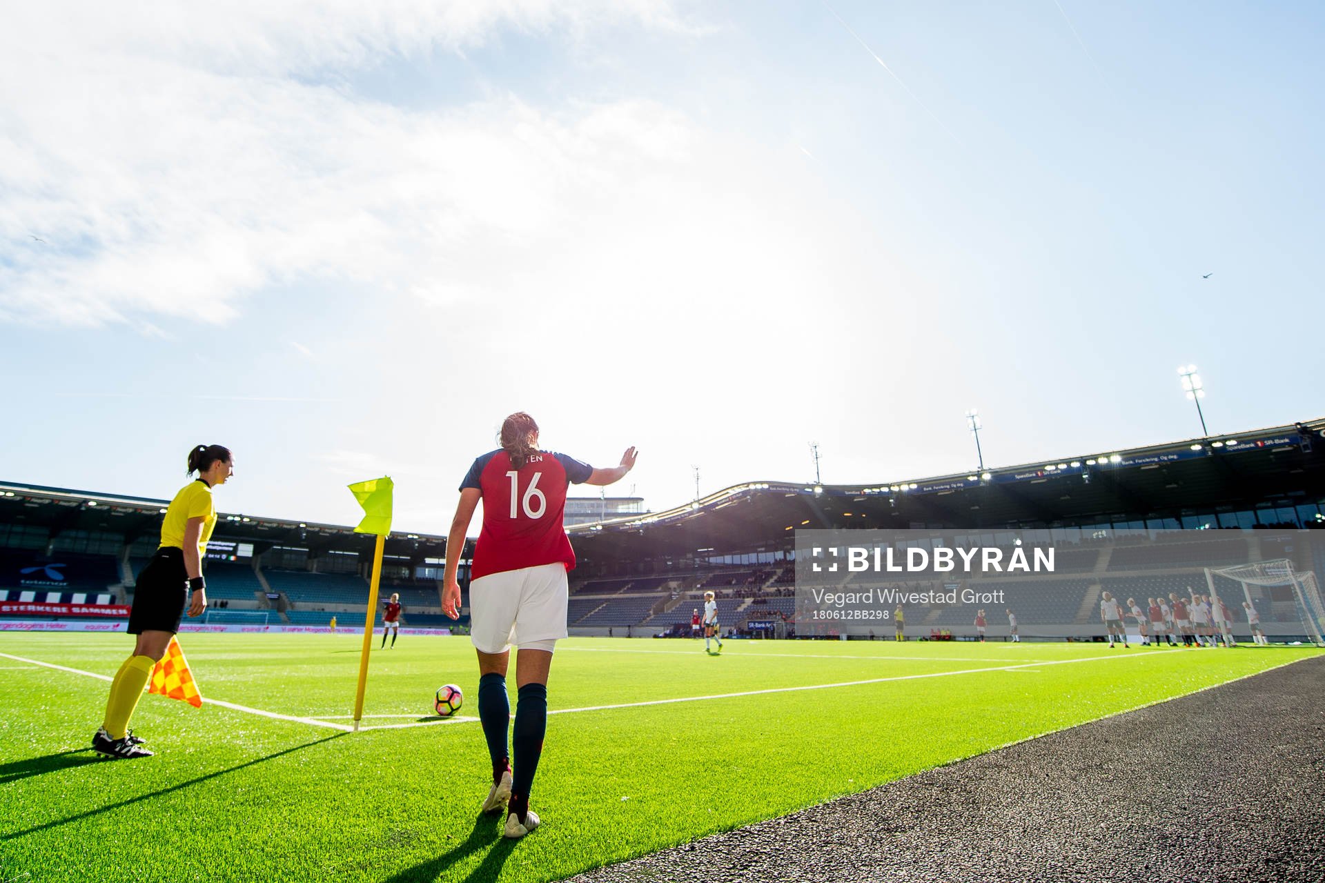 Guro Reiten of Norway prepares to take corner kick