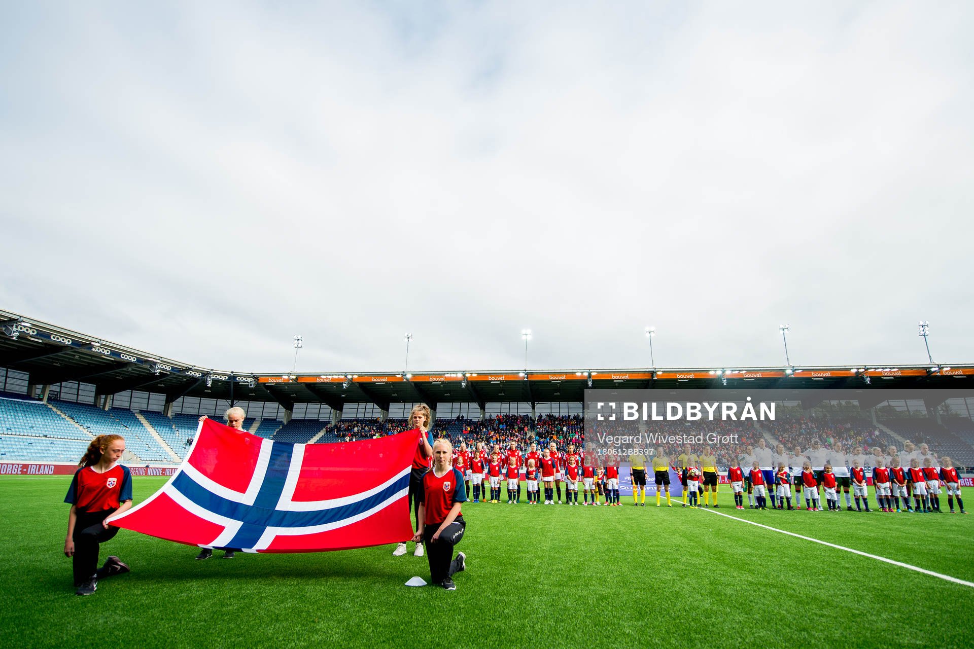 Players of both teams line up