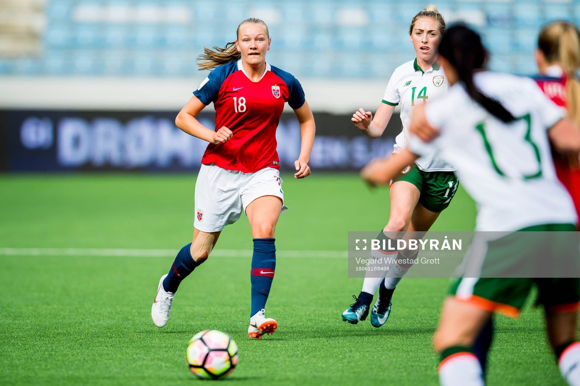 Frida Leonhardsen Maanum of Norway and Megan Connolly of