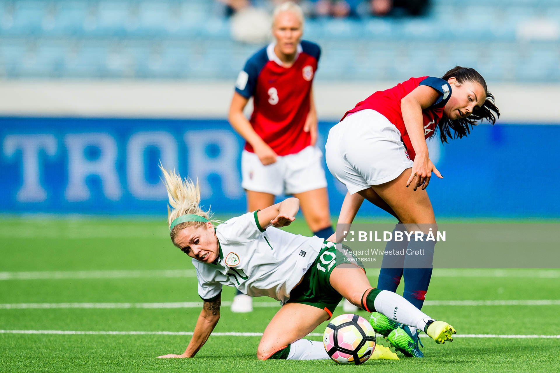 Denise O’Sullivan of Ireland and Ingrid Syrstad Engen of