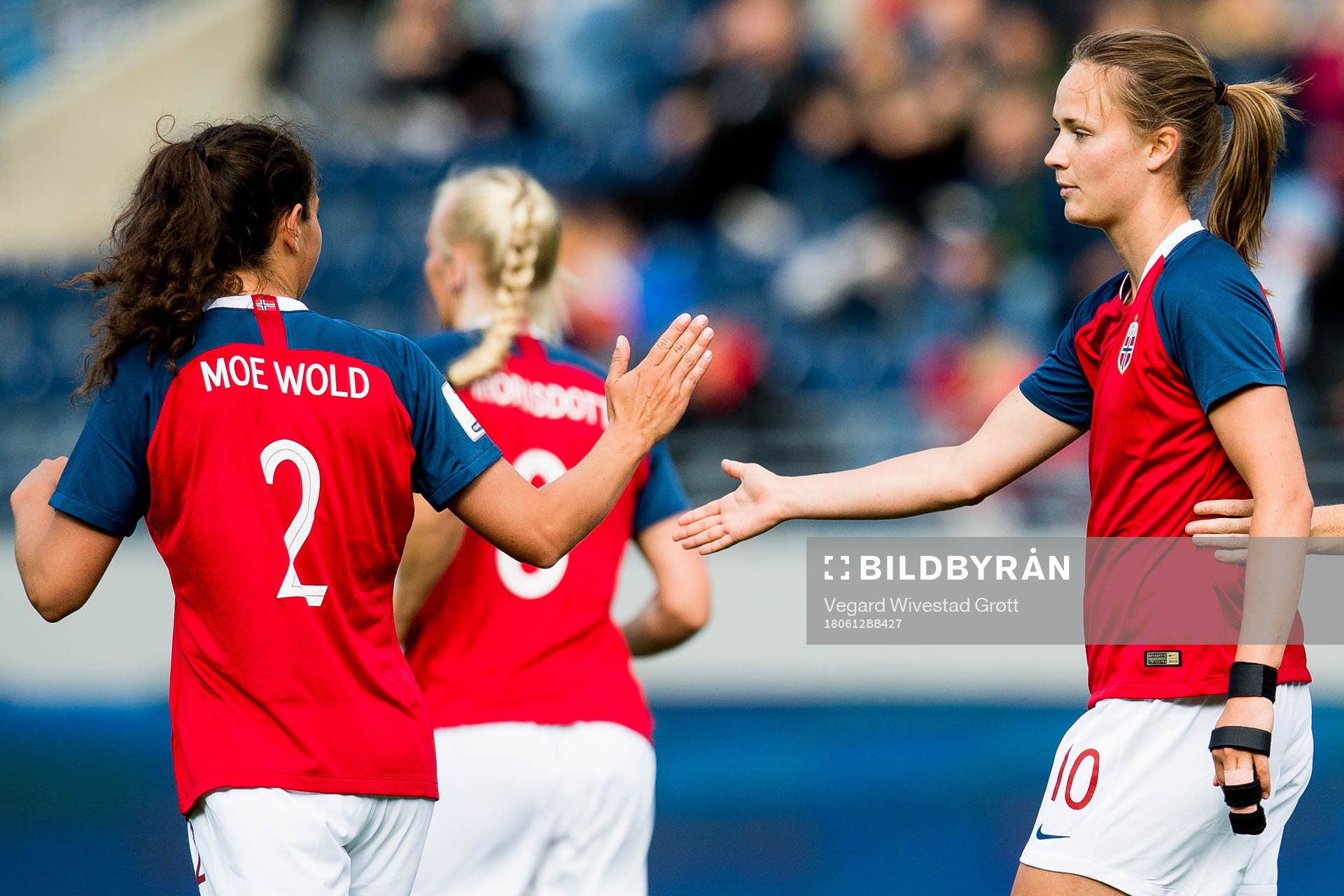 Caroline Graham Hansen of Norway celebrates with Ingrid Moe