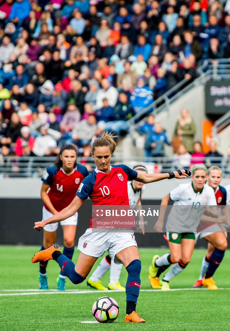 Caroline Graham Hansen of Norway scores 1-0