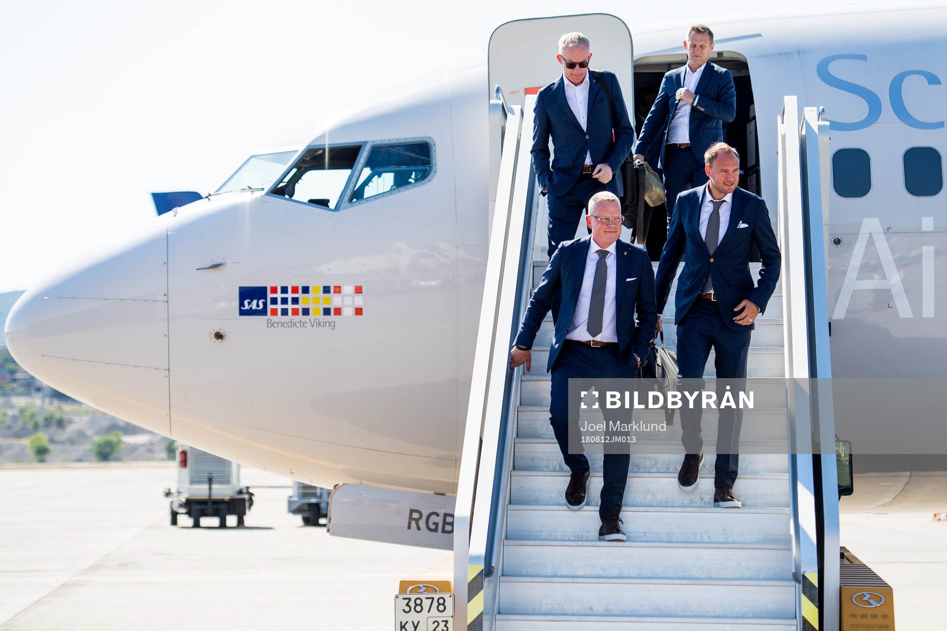 Head coach Janne Andersson and Andreas Granqvist of Sweden