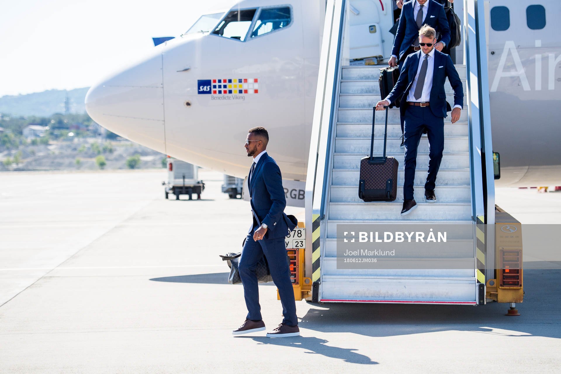Isaac Kiese Thelin and Ola Toivonen of Sweden disembark the