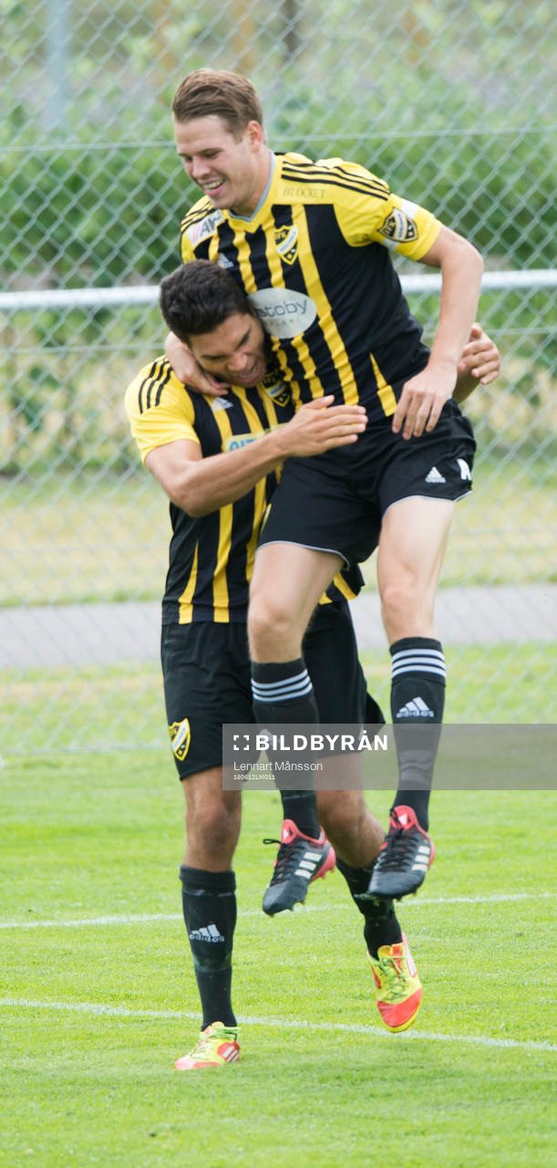 IFK Hässleholms Tommy Filipovic och Filip Ranmo jublar i