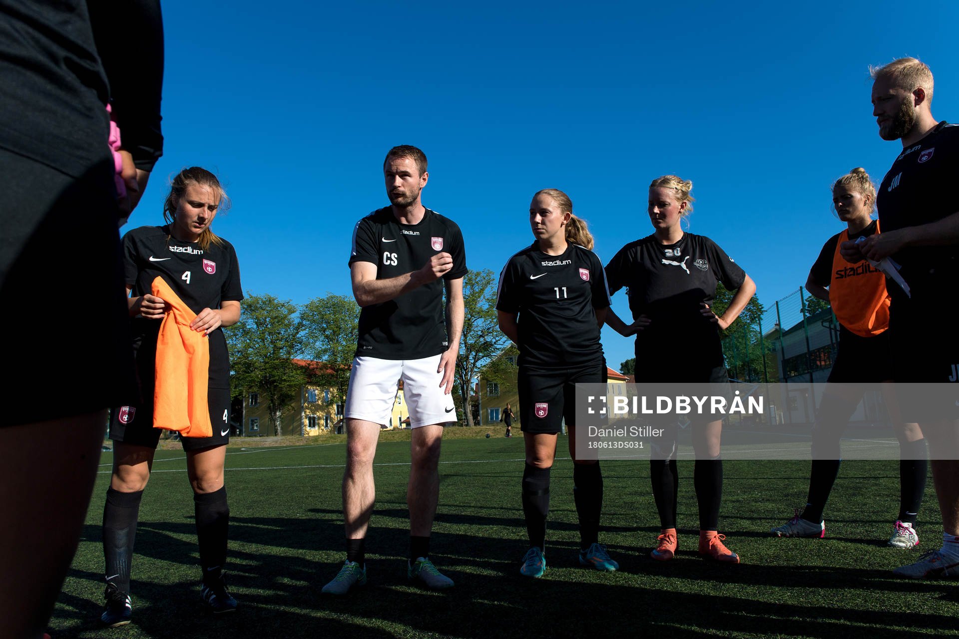 Tränare Carl Magnus Strömberg pratar med laget