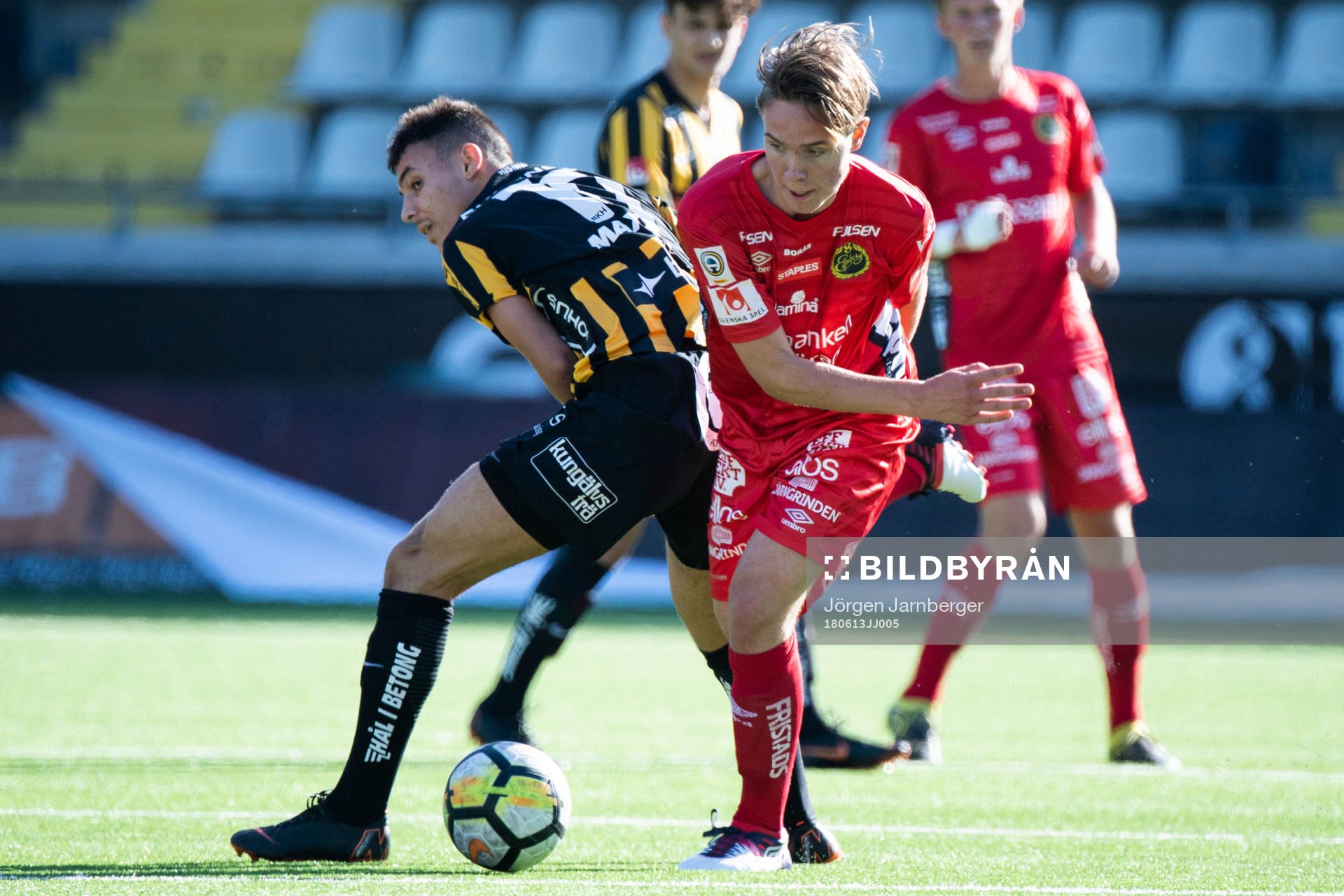 Elfsborgs Marcus Ejerblad och Häckens Ali Youssef under fotbollsmatchen i U19 Allsvenskan mellan Häcken och Elfsborg den 13 juni 2018 i Göteborg.