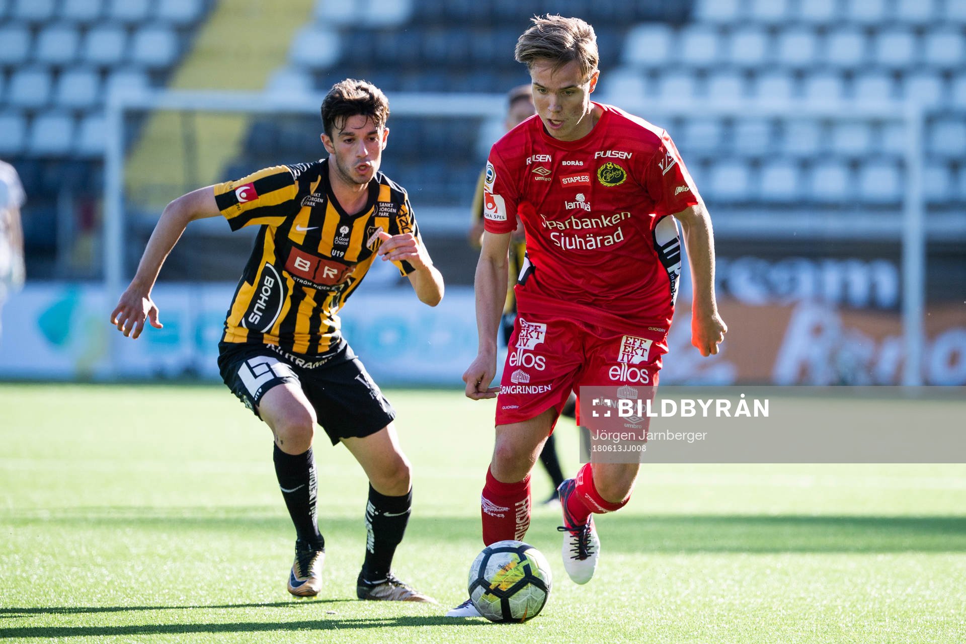 Elfsborgs Marcus Ejerblad och Häckens Leart Ramani under fotbollsmatchen i U19 Allsvenskan mellan Häcken och Elfsborg den 13 juni 2018 i Göteborg.
