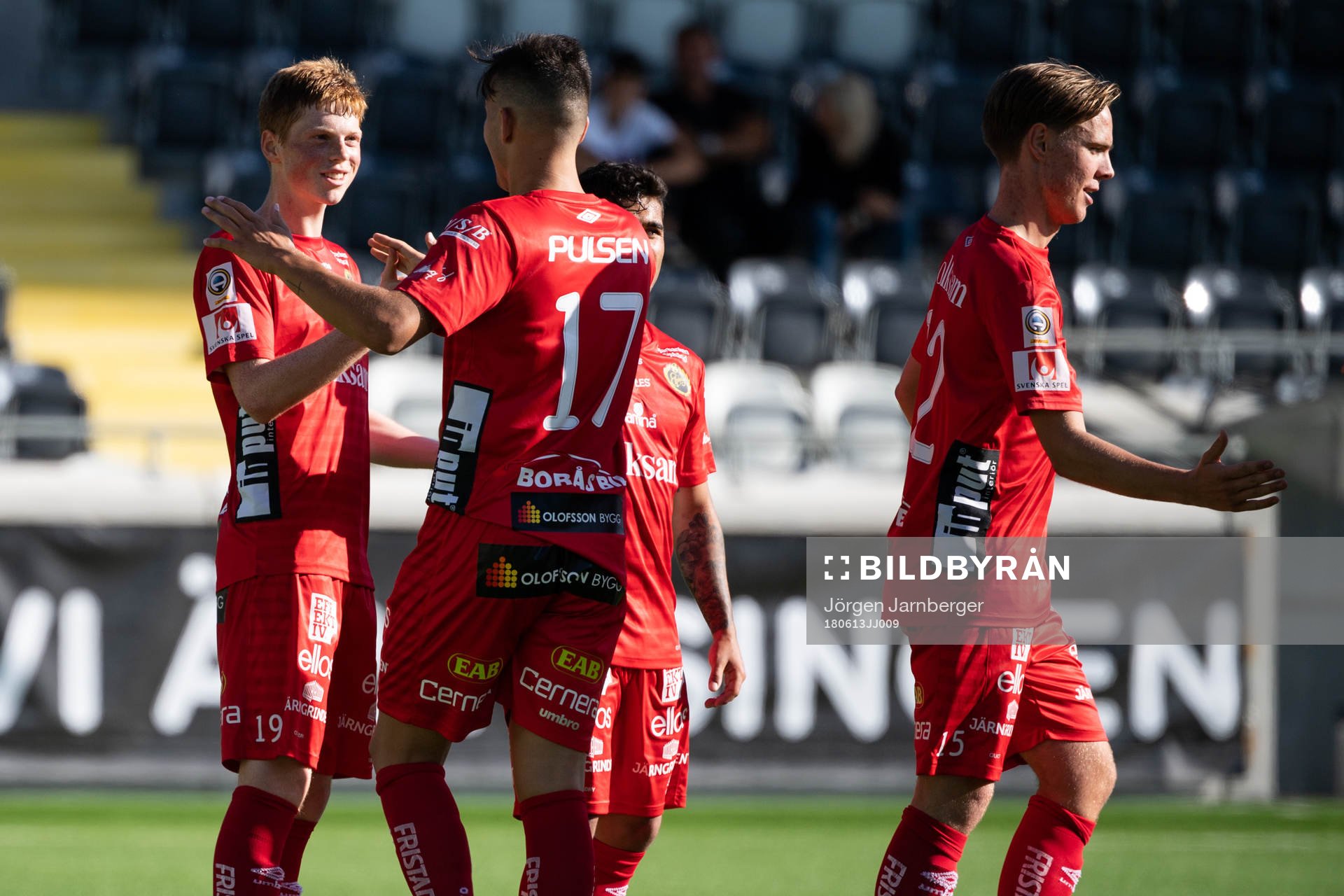 Elfsborgs Jesper Sandberg Hesselgren klappas om av lagkamraterna efter att gjort 0-1 under fotbollsmatchen i U19 Allsvenskan mellan Häcken och Elfsborg den 13 juni 2018 i Göteborg.