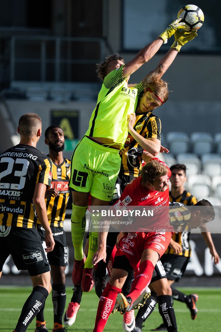 Kamp i Häckens straffområde då Häckens målvakt Robin