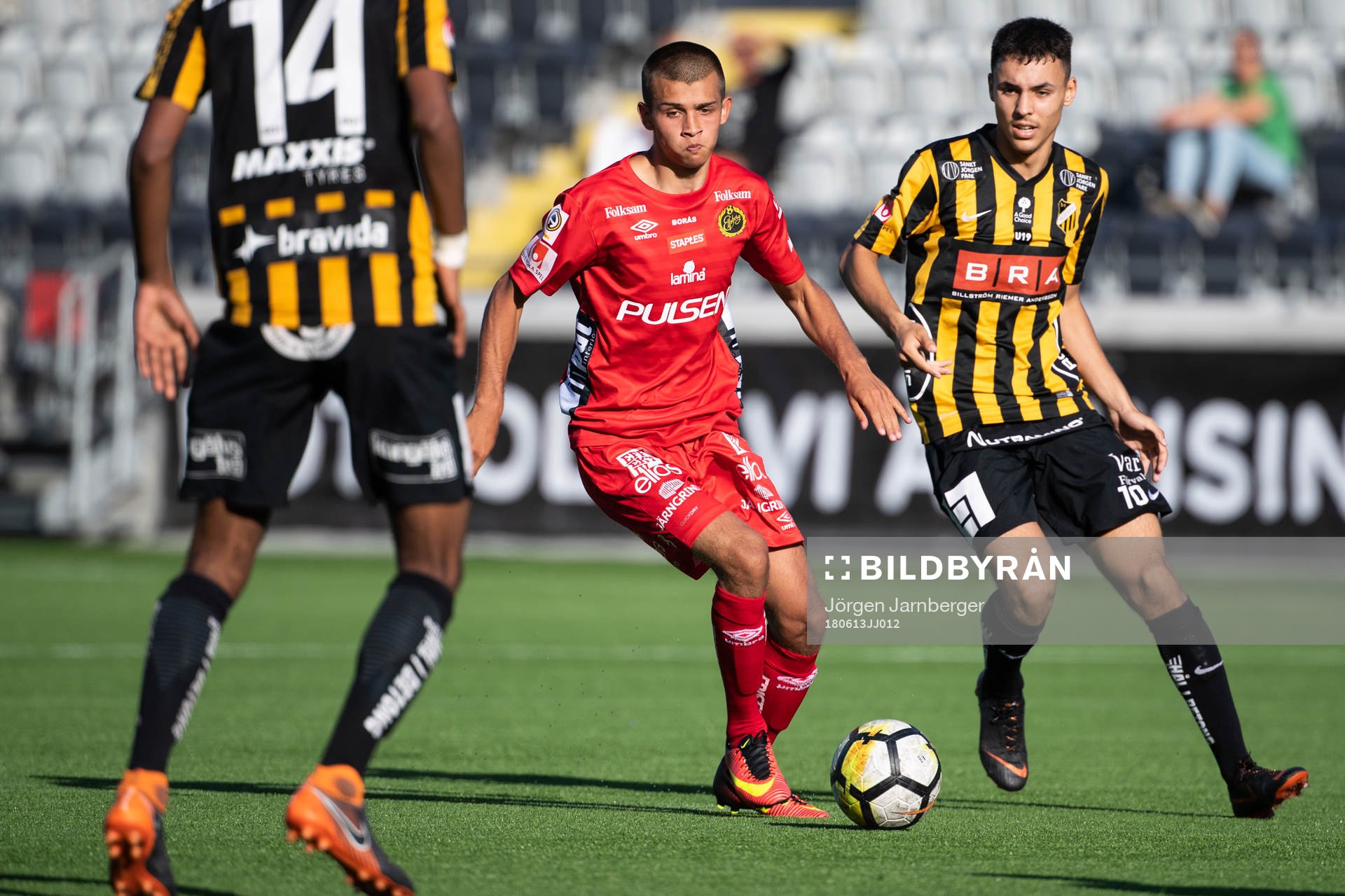 Elfsborgs Danijel Ramadanovic och Häckens Ali Youssef under fotbollsmatchen i U19 Allsvenskan mellan Häcken och Elfsborg den 13 juni 2018 i Göteborg.