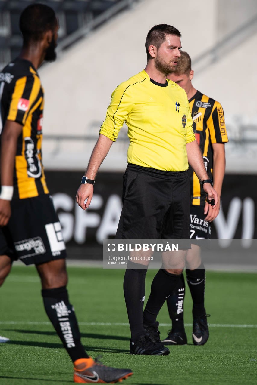 Domare Shehnur Azizi under fotbollsmatchen i U19 Allsvenskan mellan Häcken och Elfsborg  den 13 juni 2018 i Göteborg.