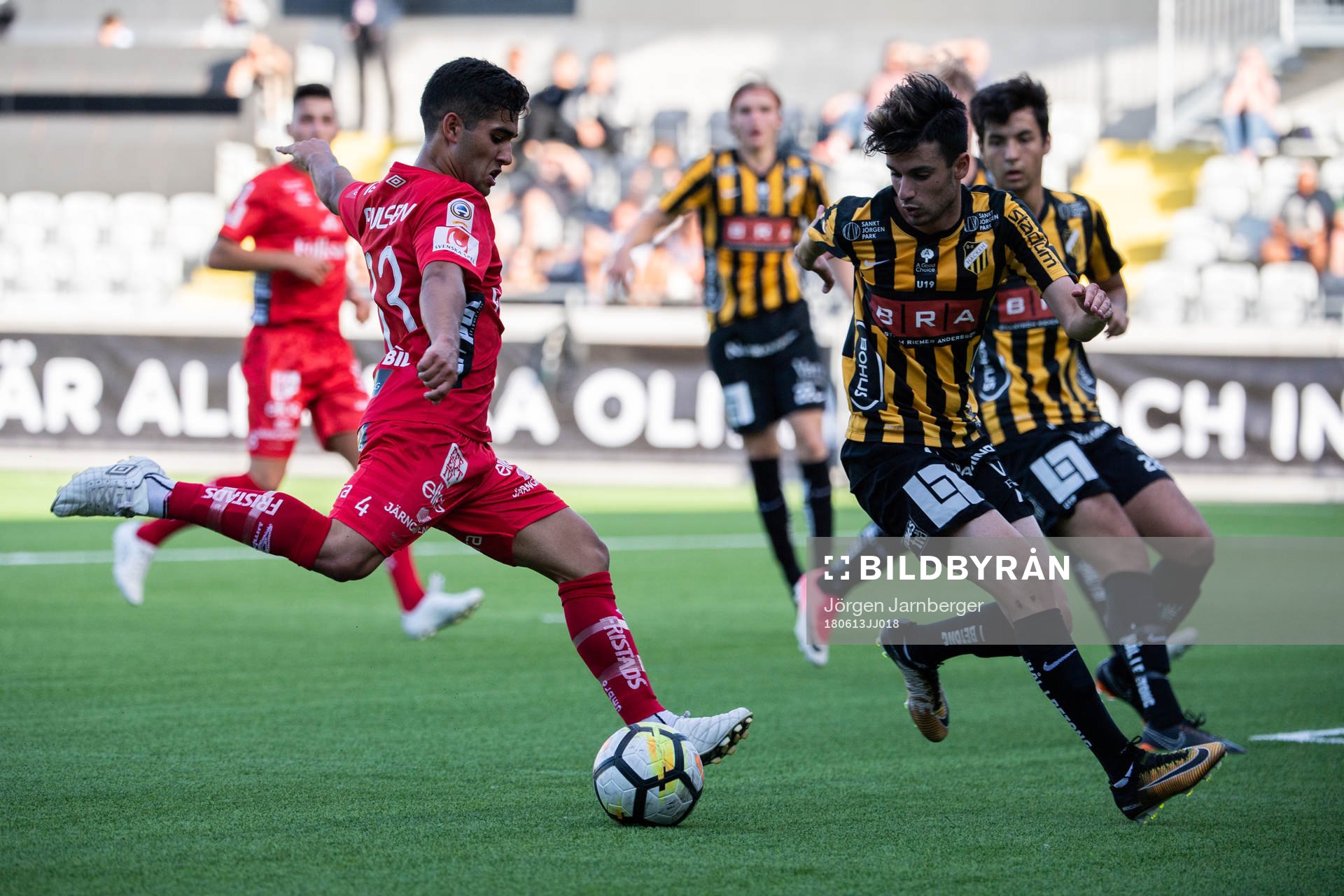 Elfsborgs Eduart Iljazi och Häckens Leart Ramani under fotbollsmatchen i U19 Allsvenskan mellan Häcken och Elfsborg den 13 juni 2018 i Göteborg.