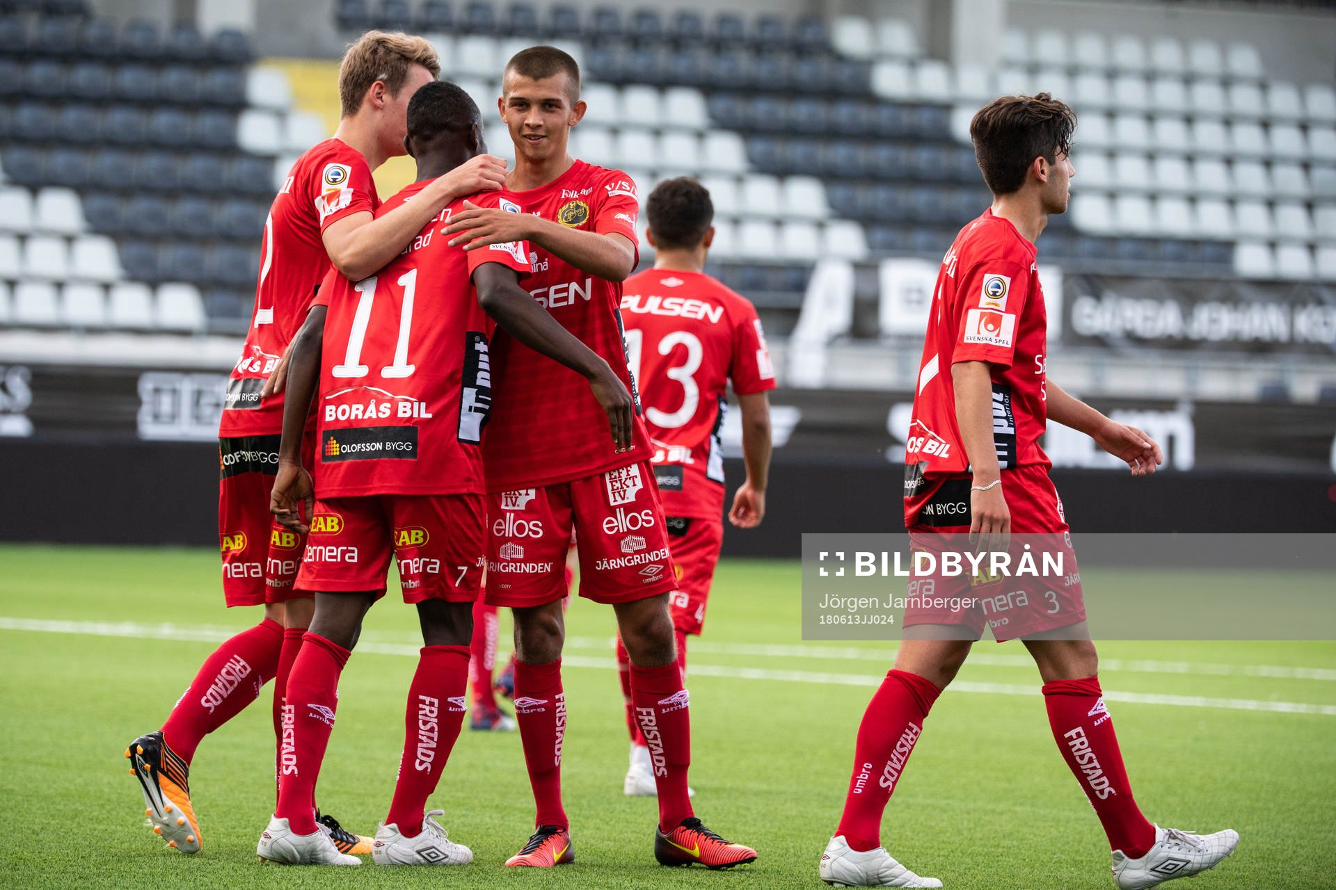 Elfsborgs Prince Isaac Kouame (rygg mot kameran) klappas om av Danijel Ramadanovic efter att gjort 0-2 under fotbollsmatchen i U19 Allsvenskan mellan Häcken och Elfsborg den 13 juni 2018 i Göteborg.