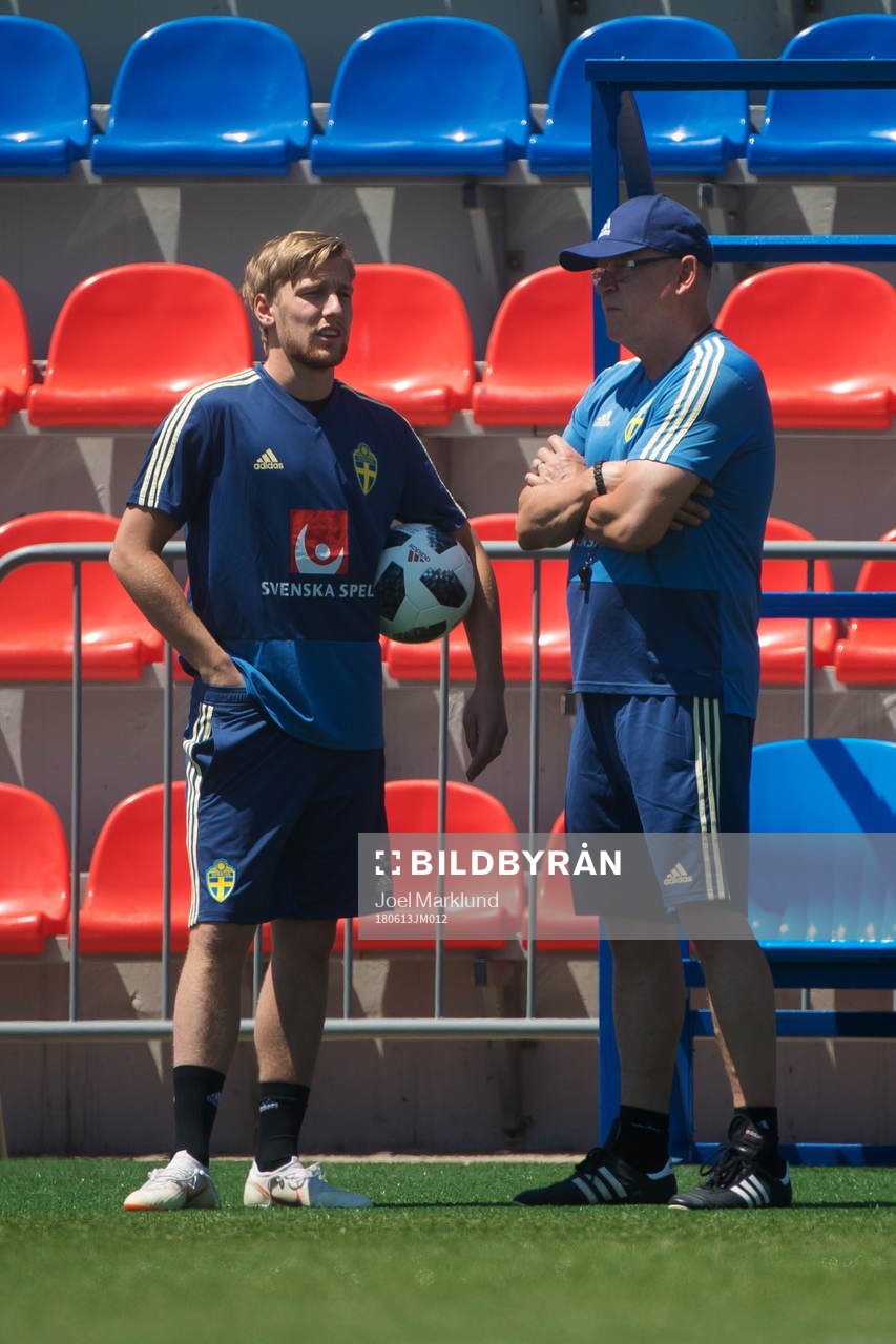 Emil Forsberg in talks with head coach Janne Andersson of