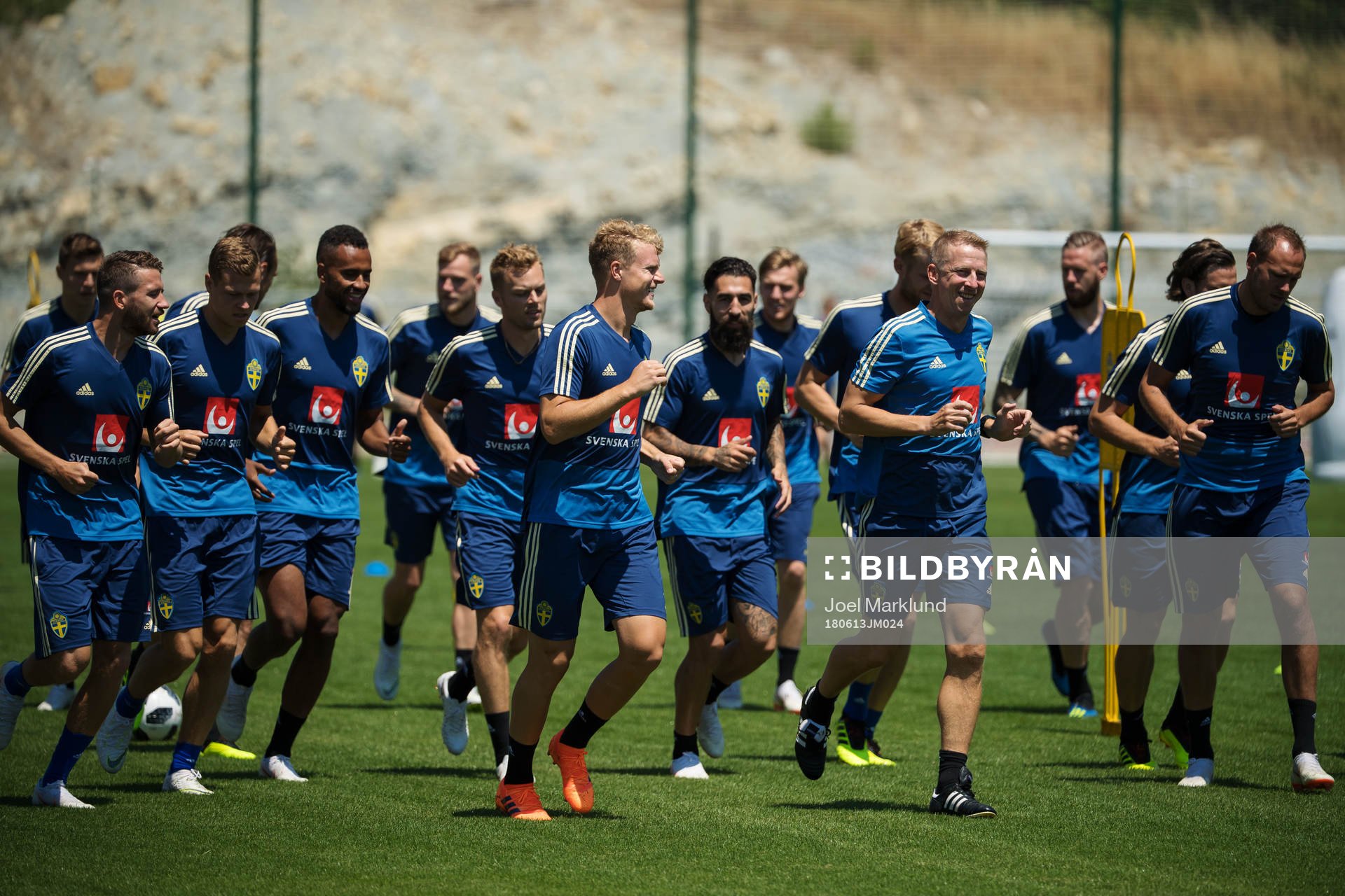 Oscar Hiljemark together with teammates of the Swedish