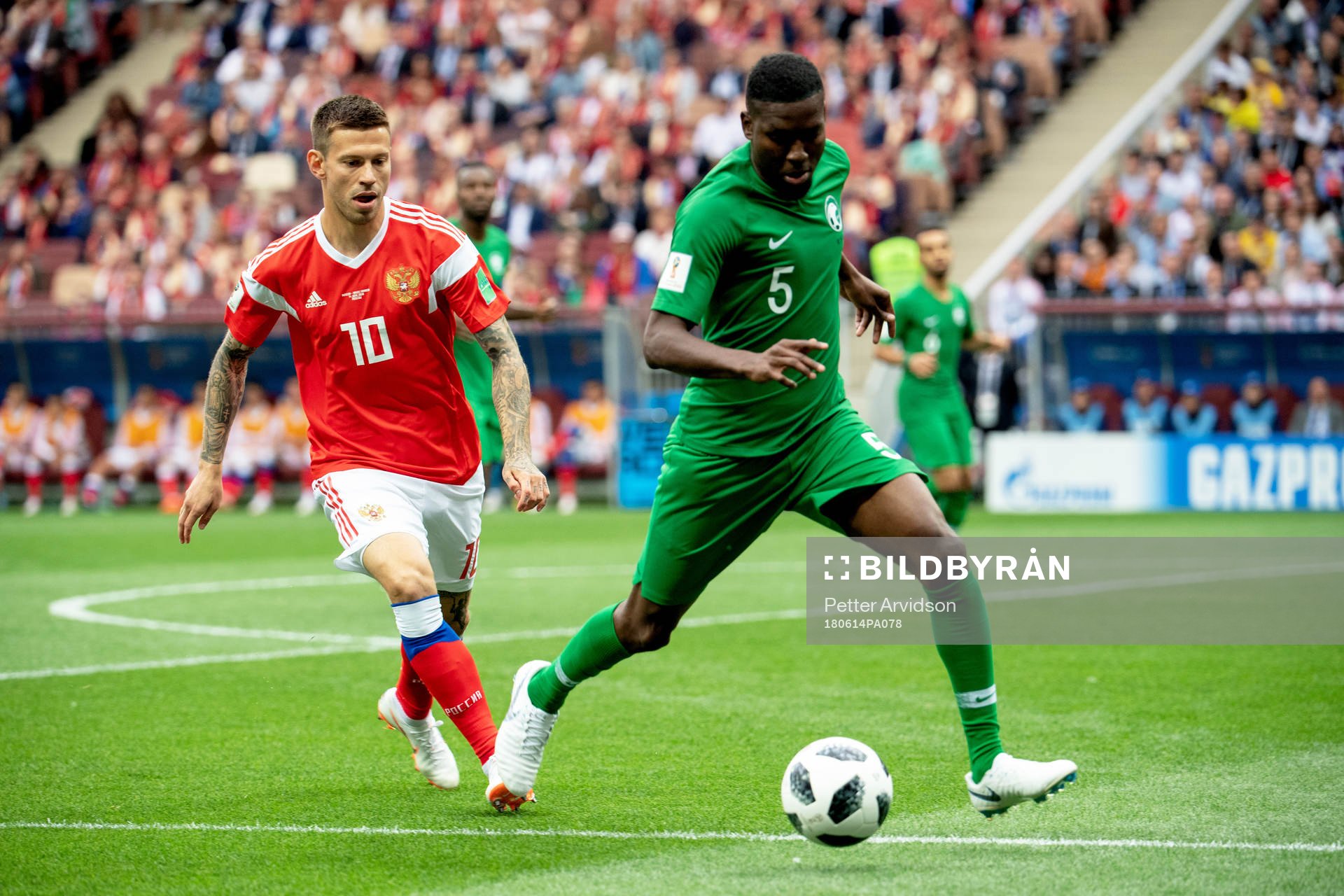 Fedor Smolov of Russia and Omar Othman of Saudiarabia