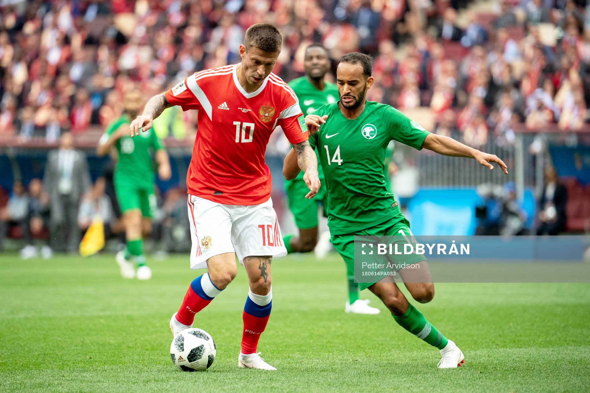 Fedor Smolov of Russia and Abdullah Otayf of Saudiarabia