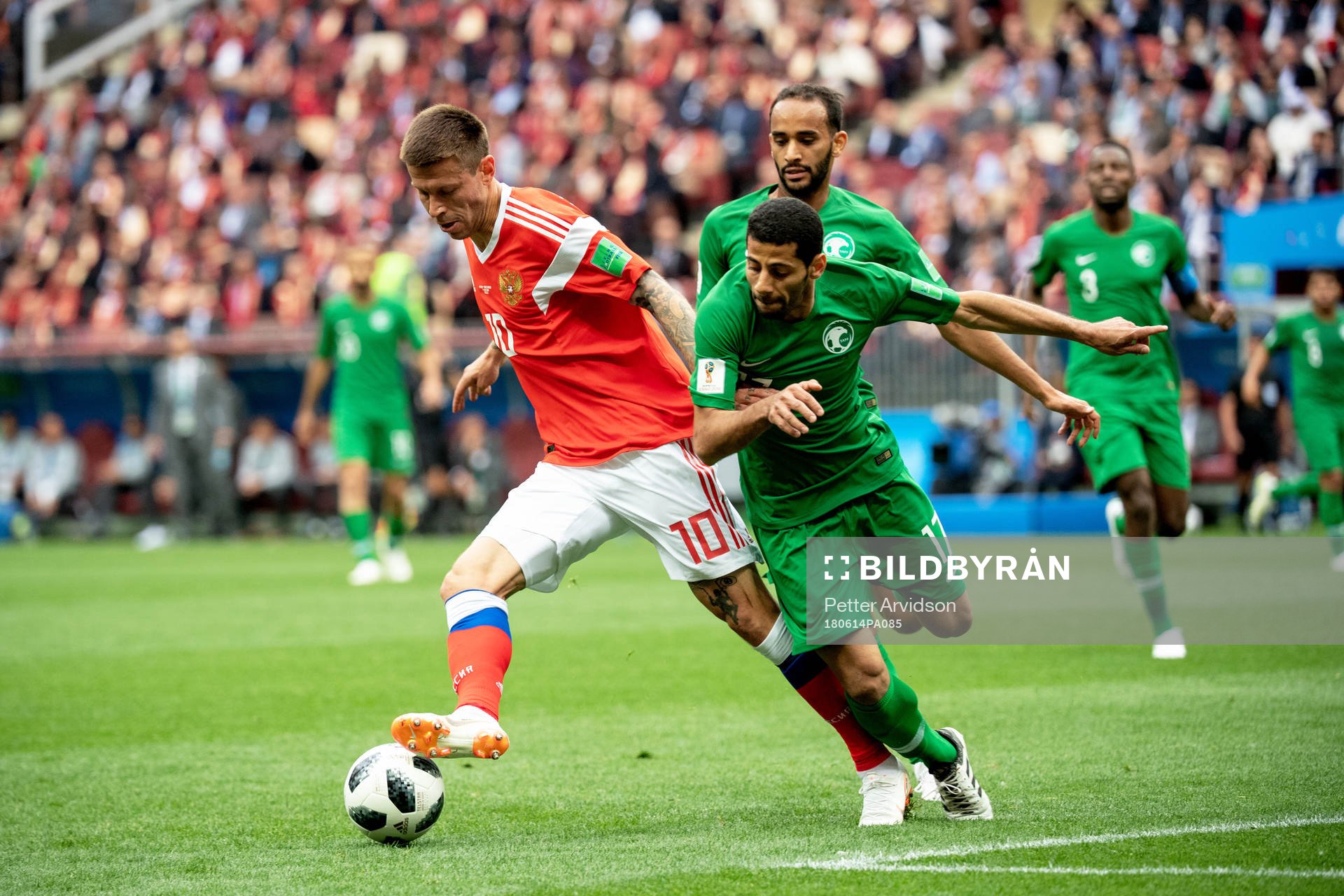 Fedor Smolov of Russia and Taiseer Aljassam of Saudiarabia