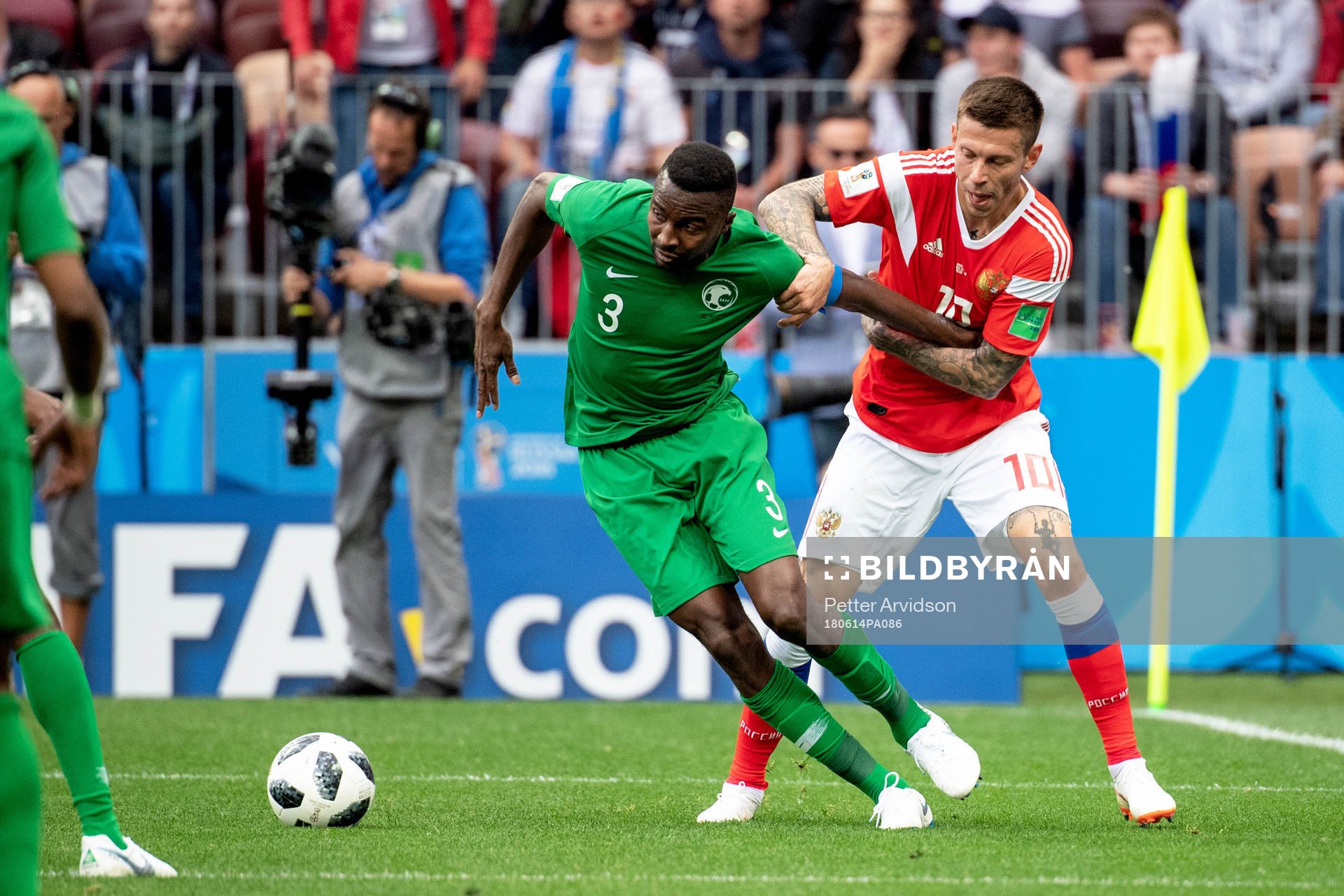 Osama Hawsawi of Saudiarabia and Fedor Smolov of Russia