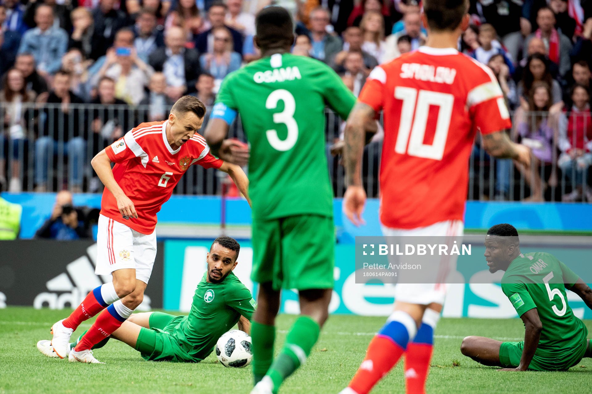 Denis Cheryshev of Russia scores 2-0