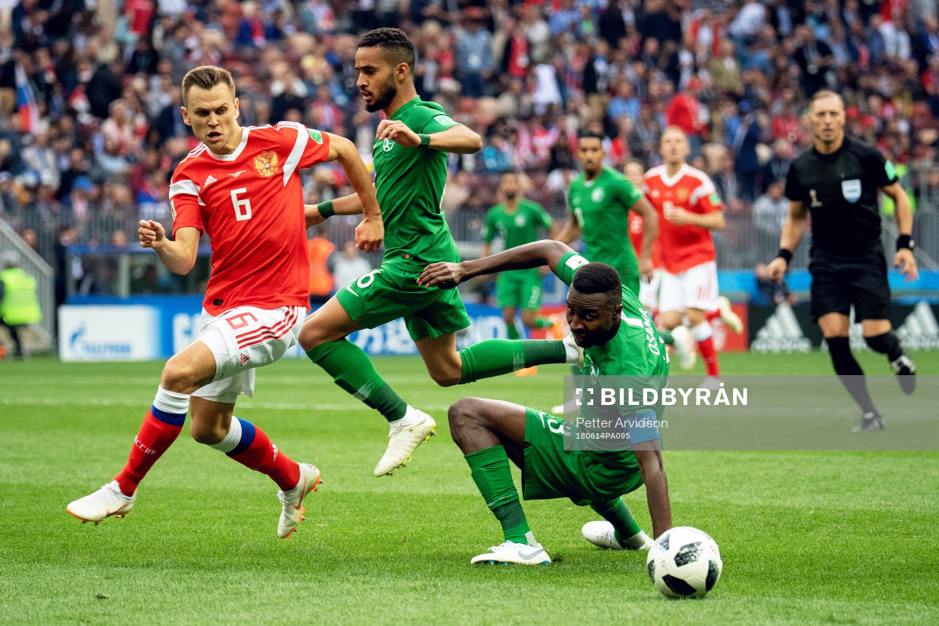 Denis Cheryshev of Russia and Osama Hawsawi of Saudiarabia