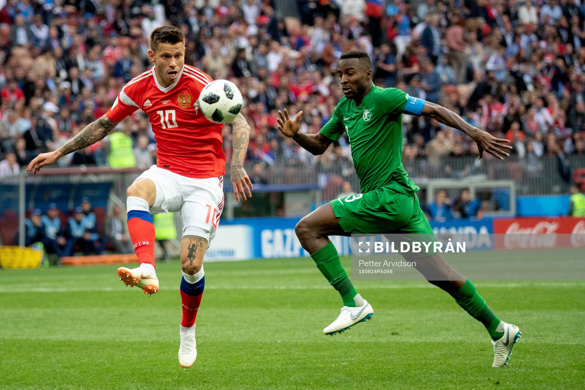Fedor Smolov of Russia and Osama Hawsawi of Saudiarabia