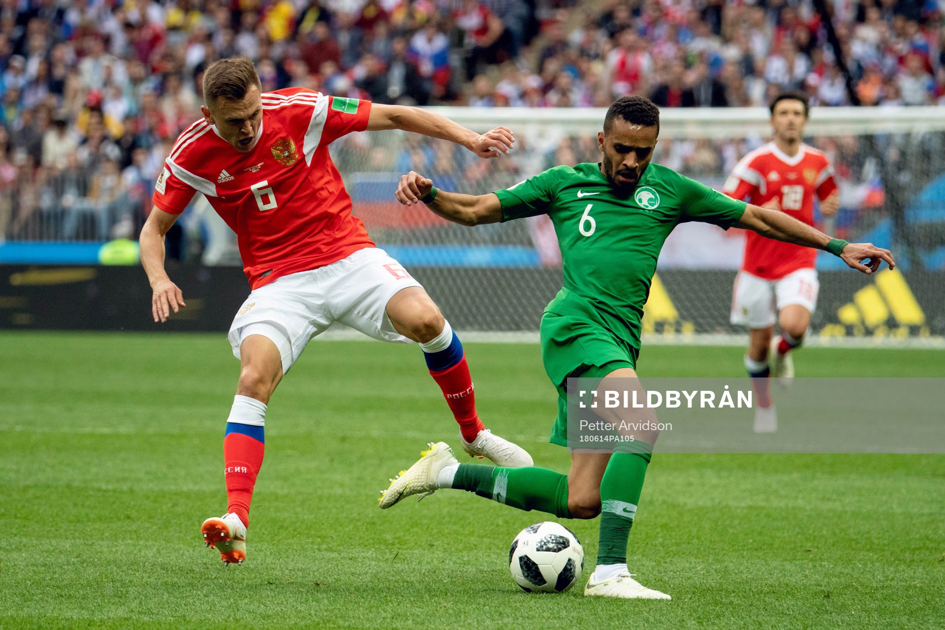 Denis Cheryshev of Russia and Mohammed Alburayk of
