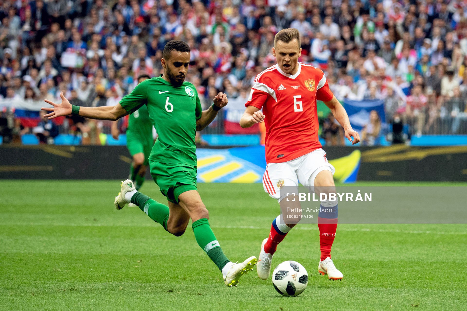 Denis Cheryshev of Russia and Mohammed Alburayk of