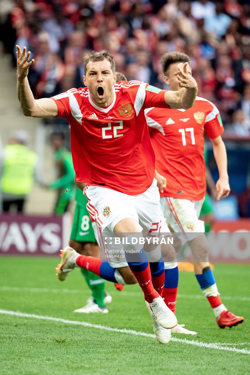 Artem Dzyuba of Russia celebrates