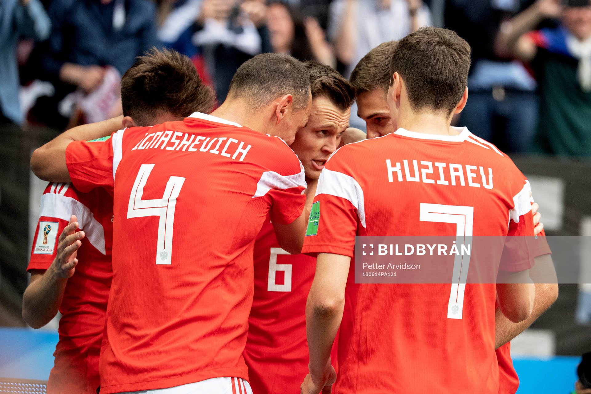 Denis Cheryshev of Russia celebrates with his teammates