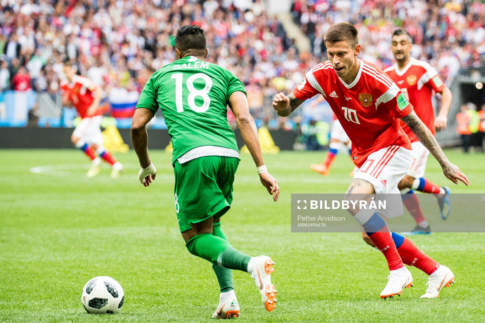 Fedor Smolov of Russia and Salem Aldawsari of Saudi Arabia