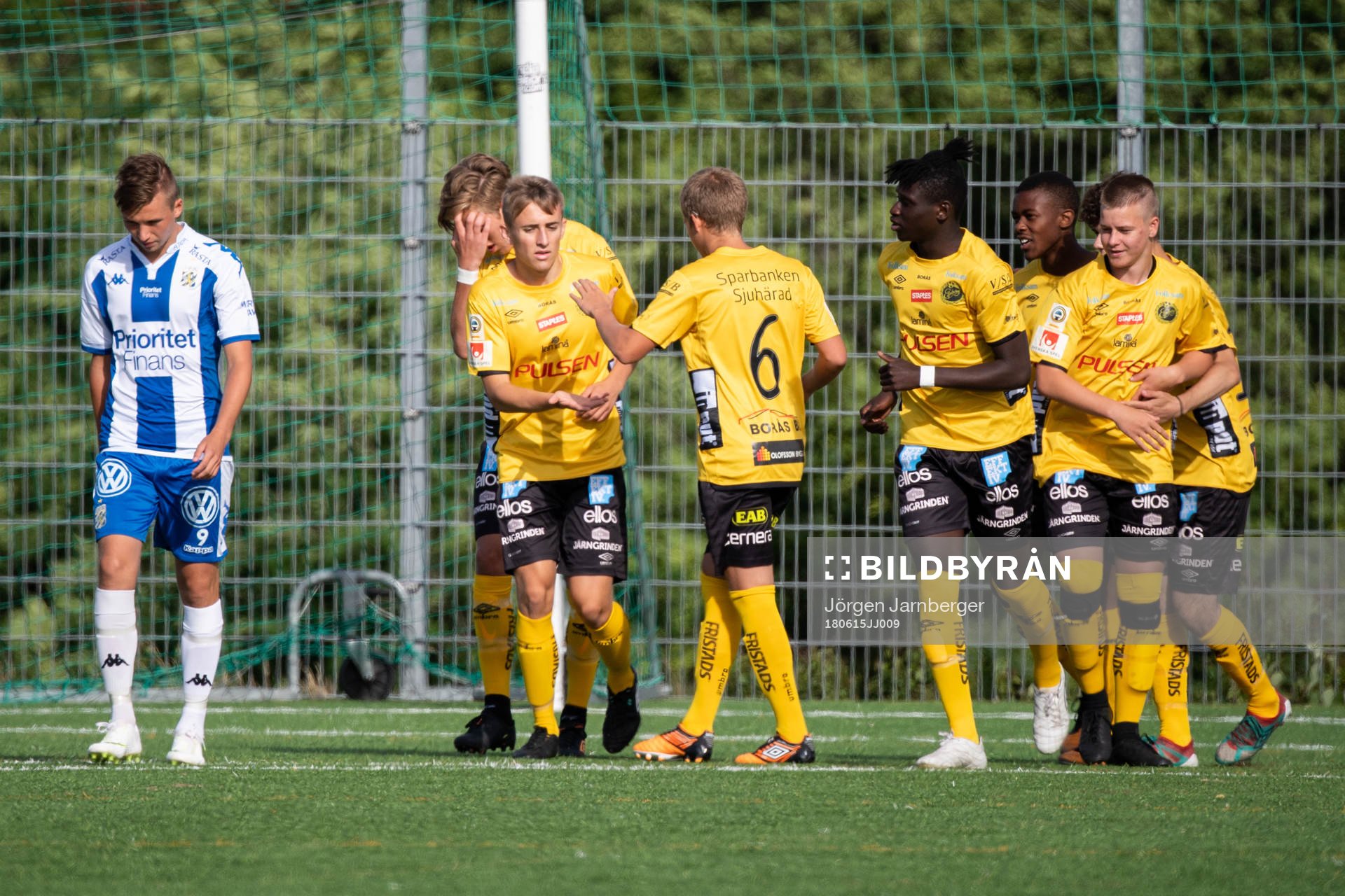 Elfsborgs Jack Cooper Love klappas om av lagkamraterna
