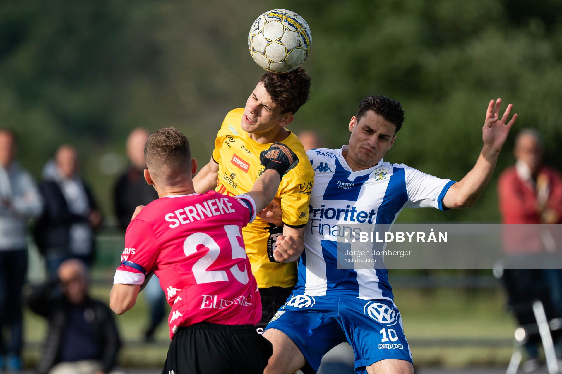 Elfsborgs Endrit Kuttlovci nickar in 0-3 i kamp med IFK Göteborgs Robin Mikac och IFK Göteborgs målvakt Joel Nöller under fotbollsmatchen i U17 Allsvenskan mellan IFK Göteborg och Elfsborg den 15 juni 2018 i Göteborg.