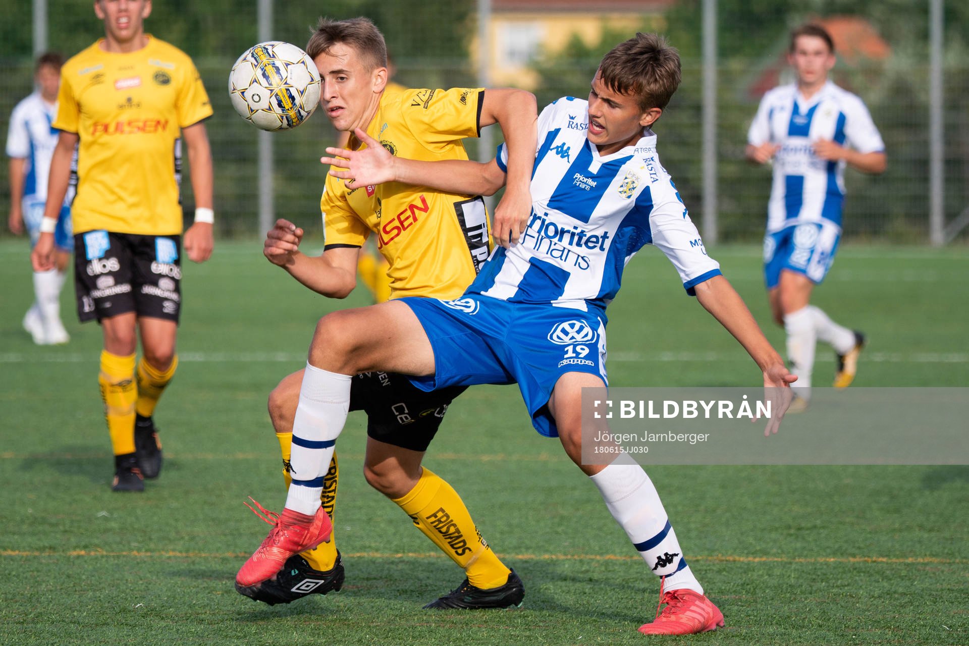 Elfsborgs Jack Cooper Love i kamp med IFK Göteborgs Jesper Tolinsson under fotbollsmatchen i U17 Allsvenskan mellan IFK Göteborg och Elfsborg den 15 juni 2018 i Göteborg.