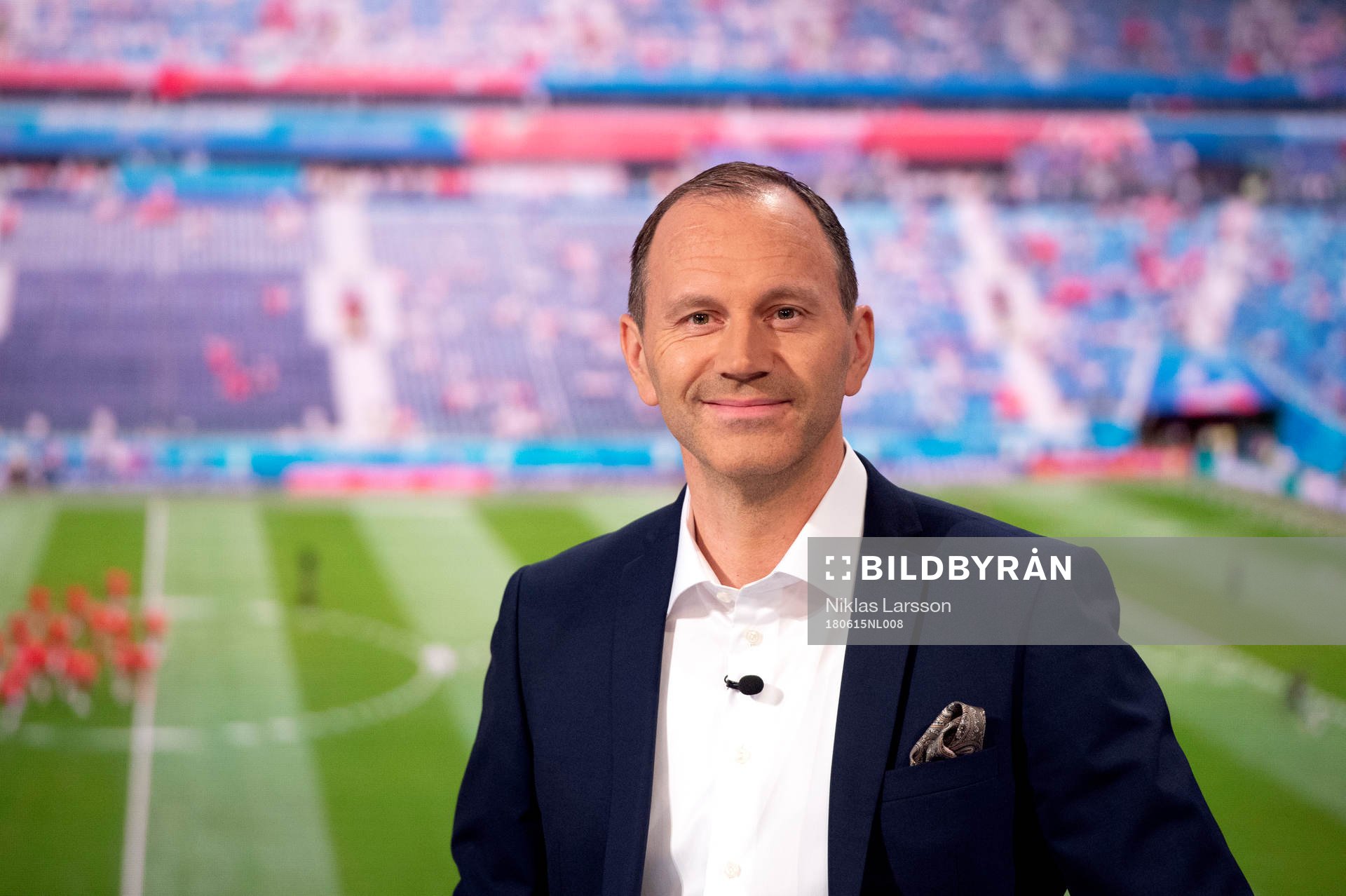SVTs programledare Jonas Eriksson i studion