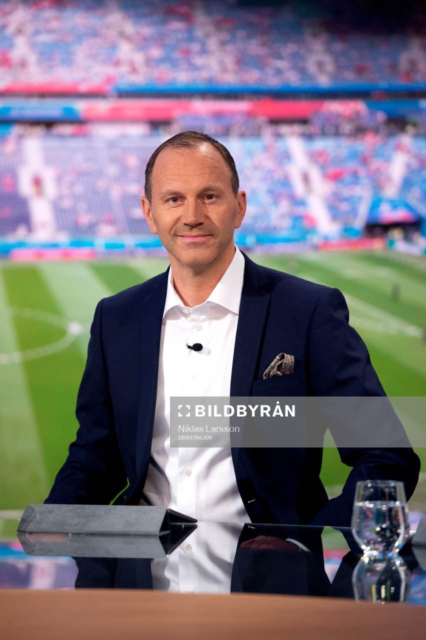 SVTs programledare Jonas Eriksson i studion