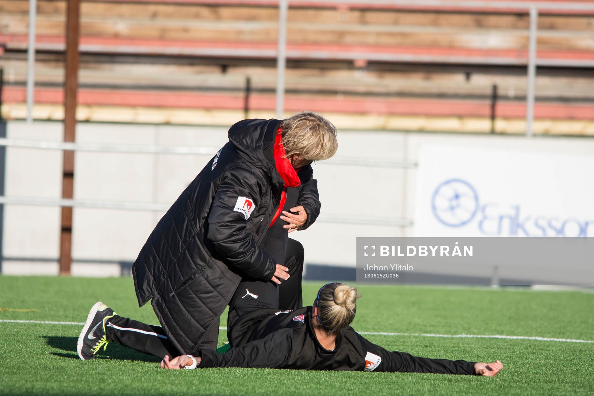 En spelare får behandling av sjukgymnasten