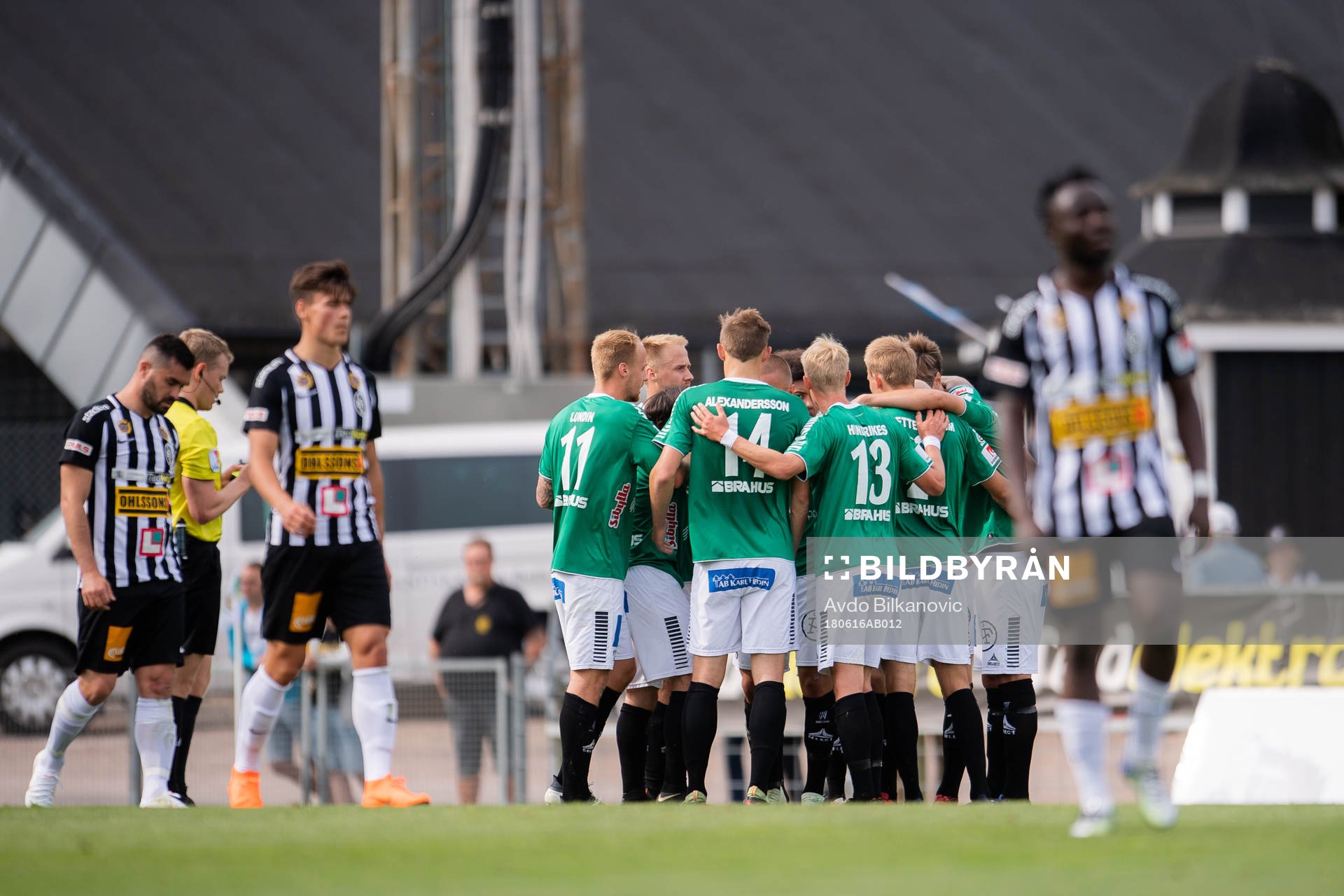Brages Robbin Sellin jublar medan Landskronas spelare deppar