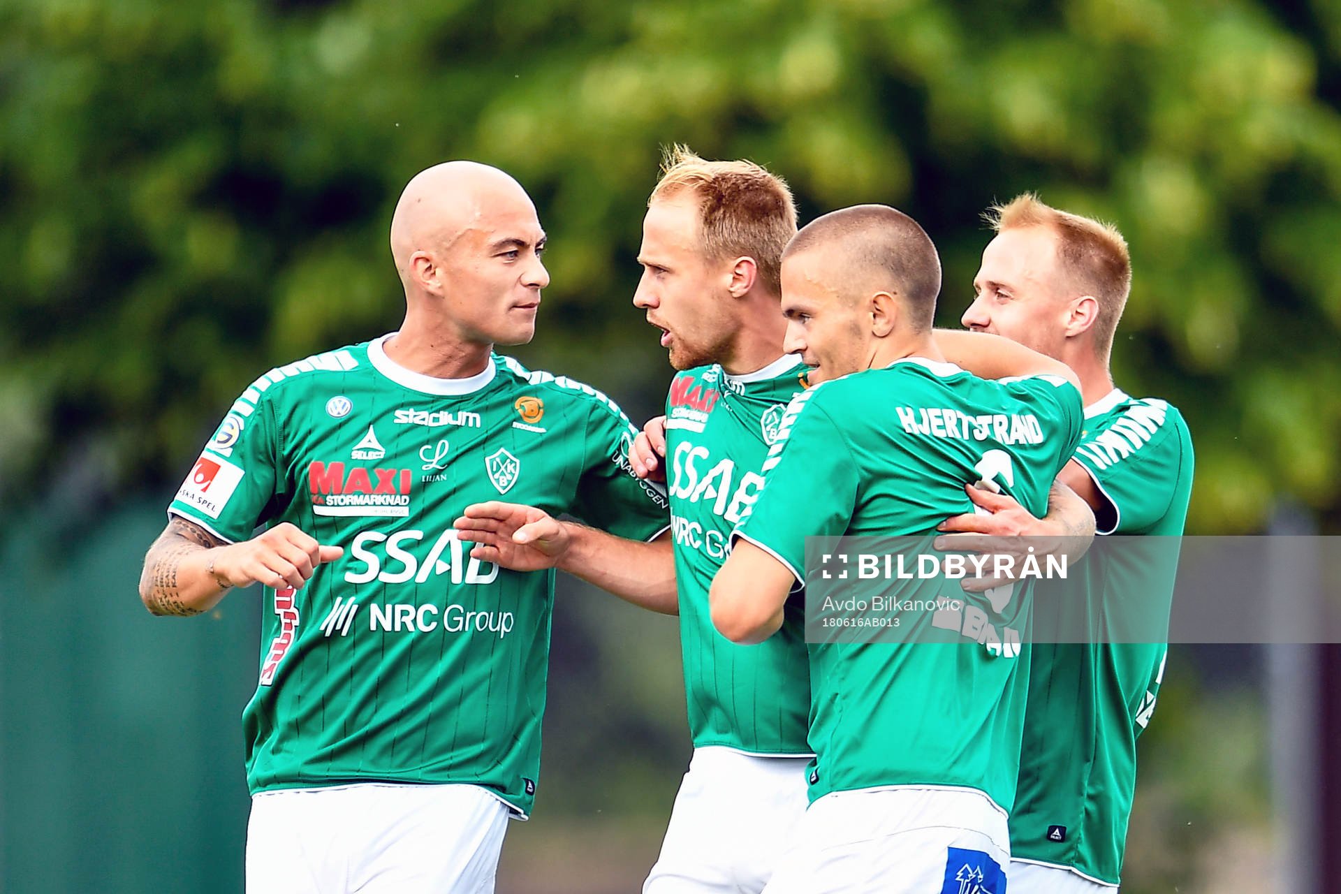 Brages Anton Lundin jublar med lagkamrater