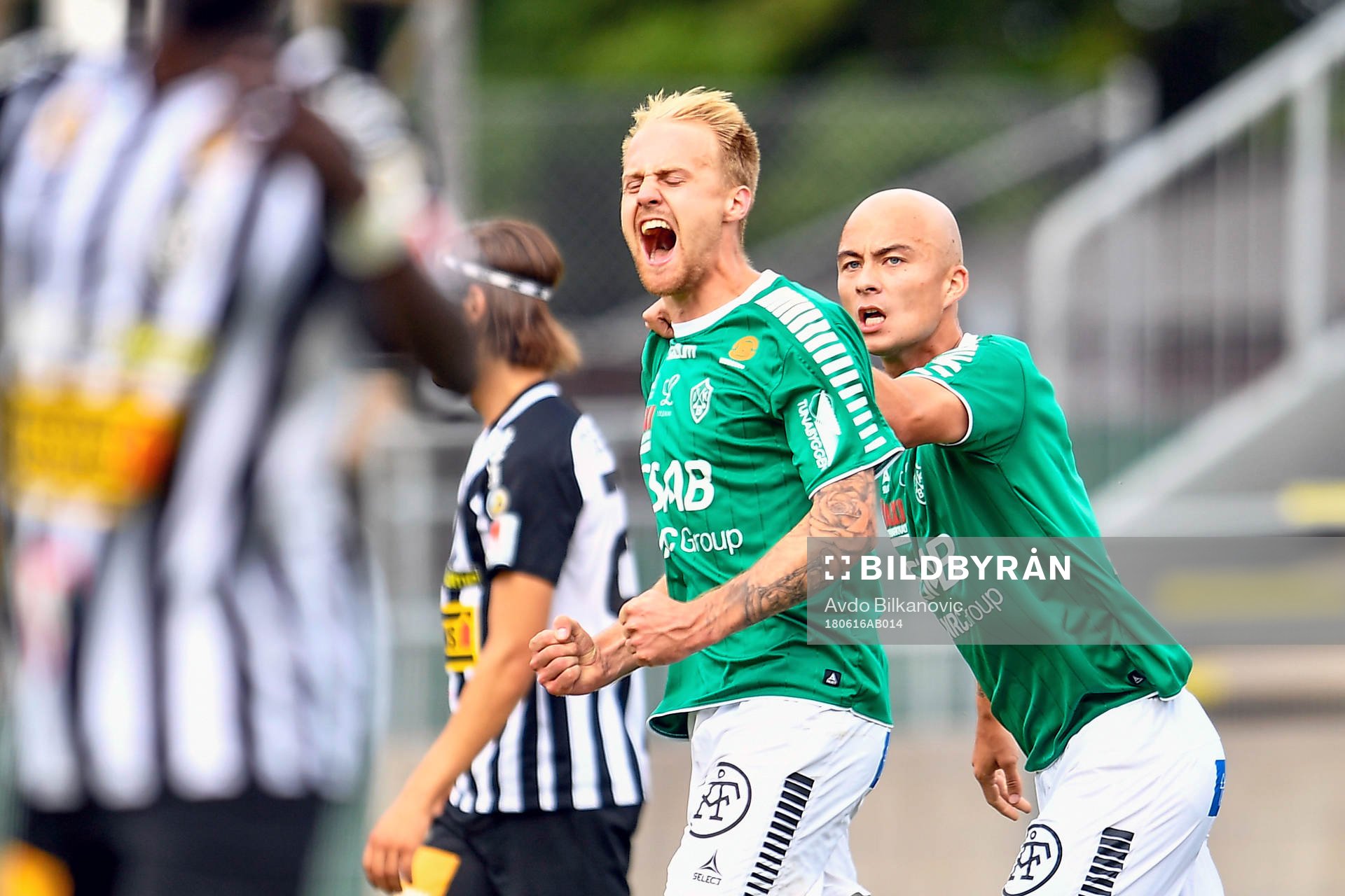 Brages Anton Lundin jublar med lagkamrater