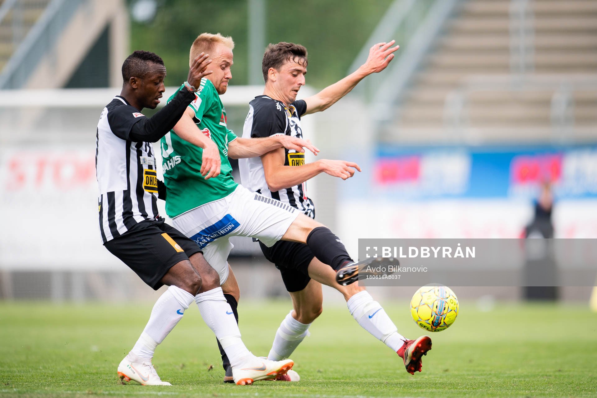 Brages Oscar Lundin jagas av Landskronas Samuel Monday och