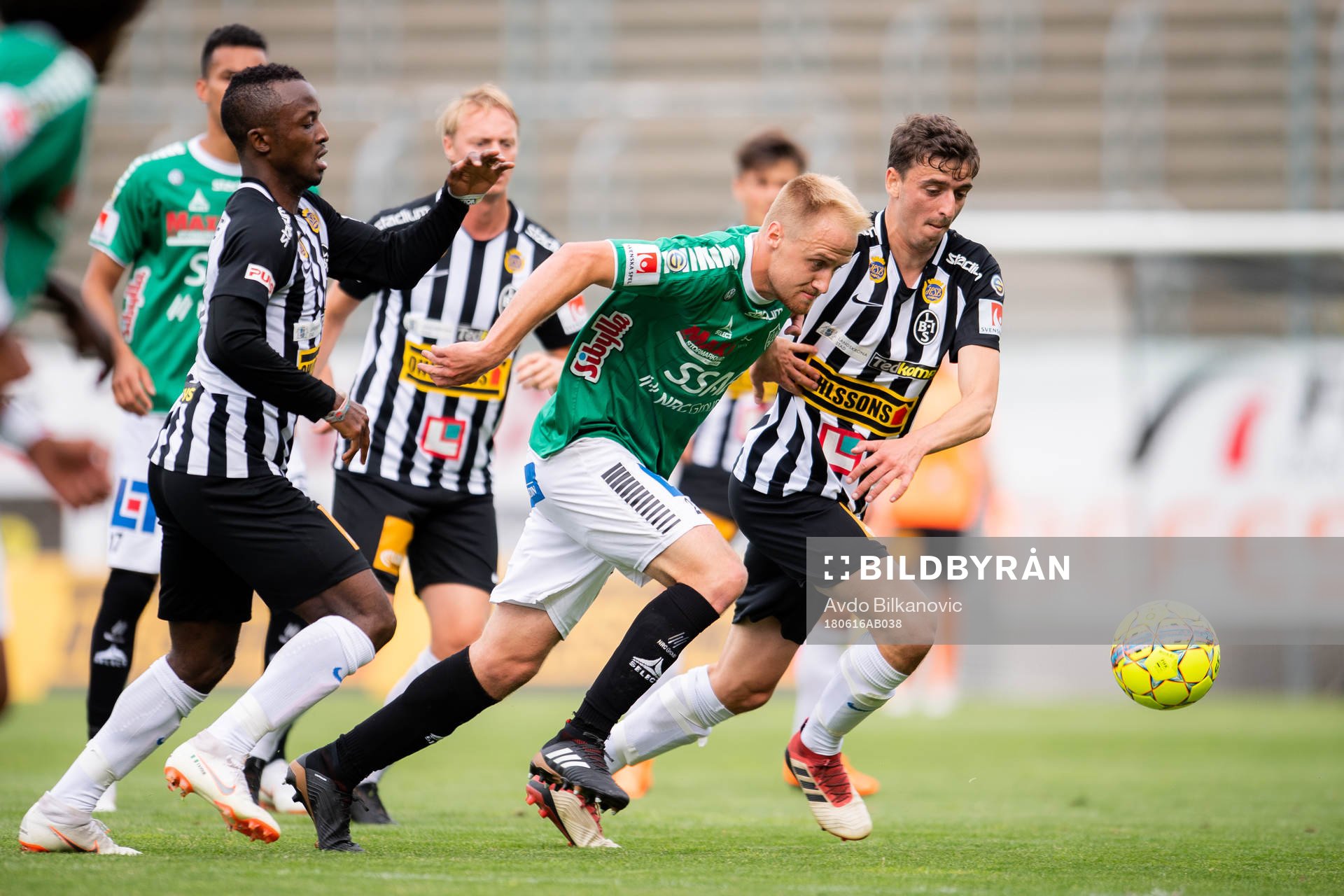 Brages Oscar Lundin jagas av Landskronas Samuel Monday och