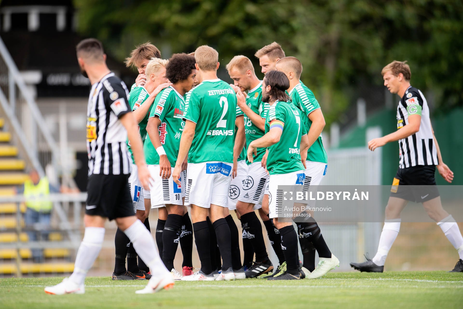 Brages spelare jublar medan Landskronas Igor Arsenijevic