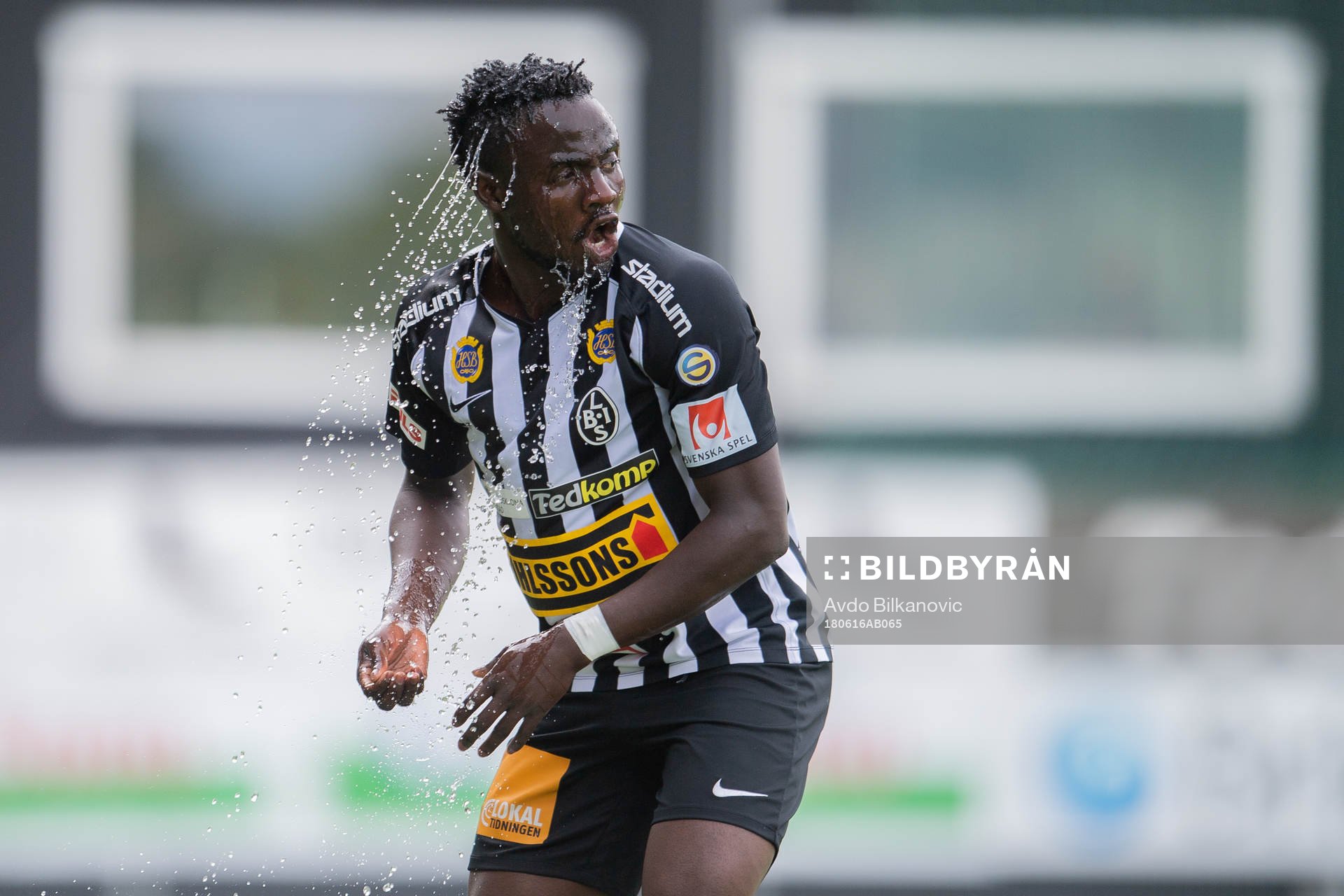 Landskronas Edafe Egbedi med vatten droppar