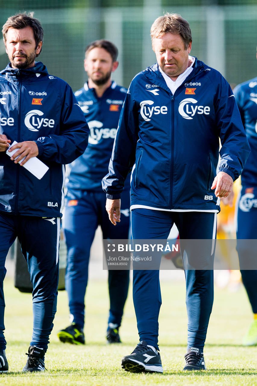 Bjarne Berntsen, head coach of Viking, looks dejected in
