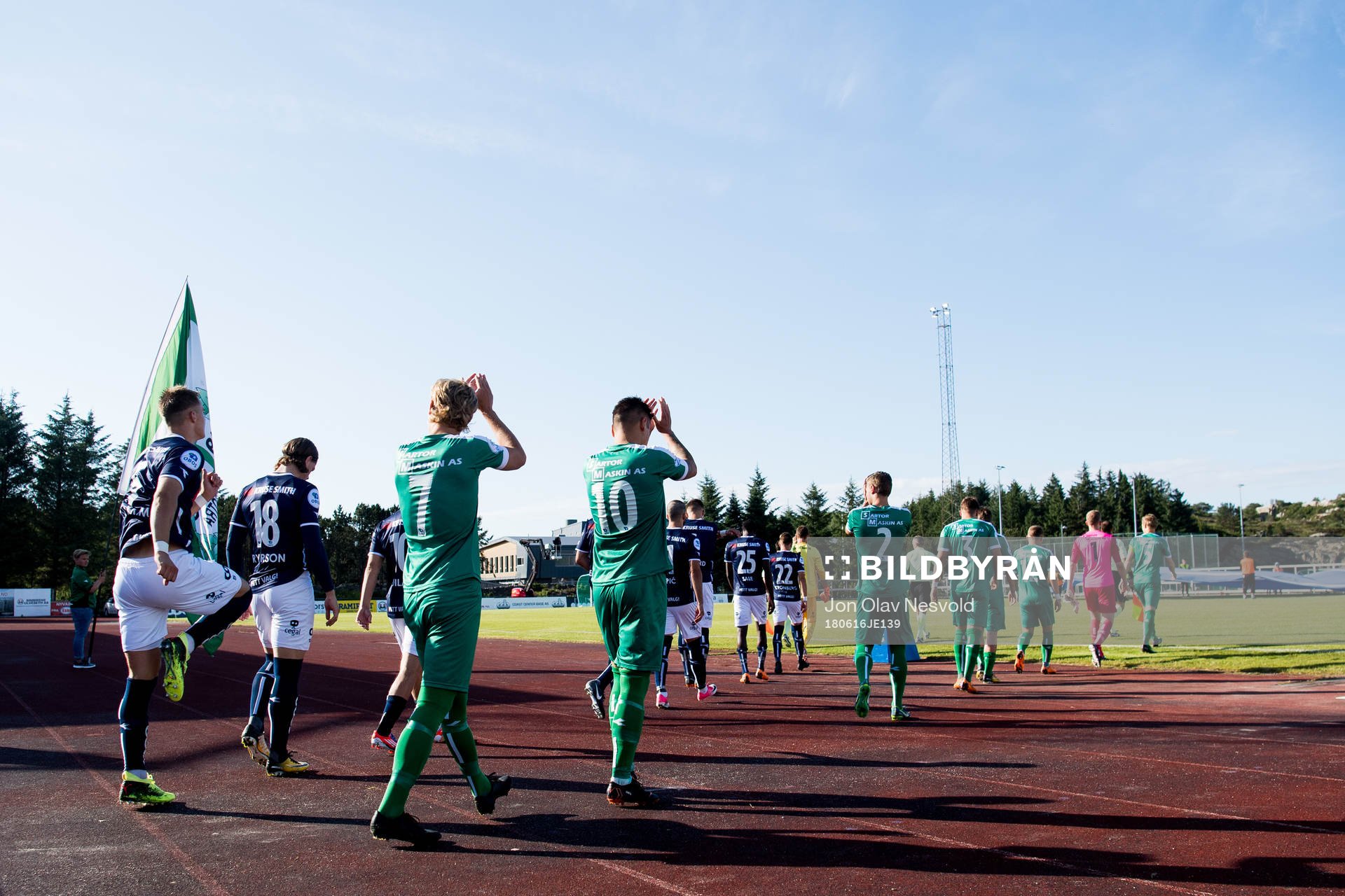 The players enter the pitch