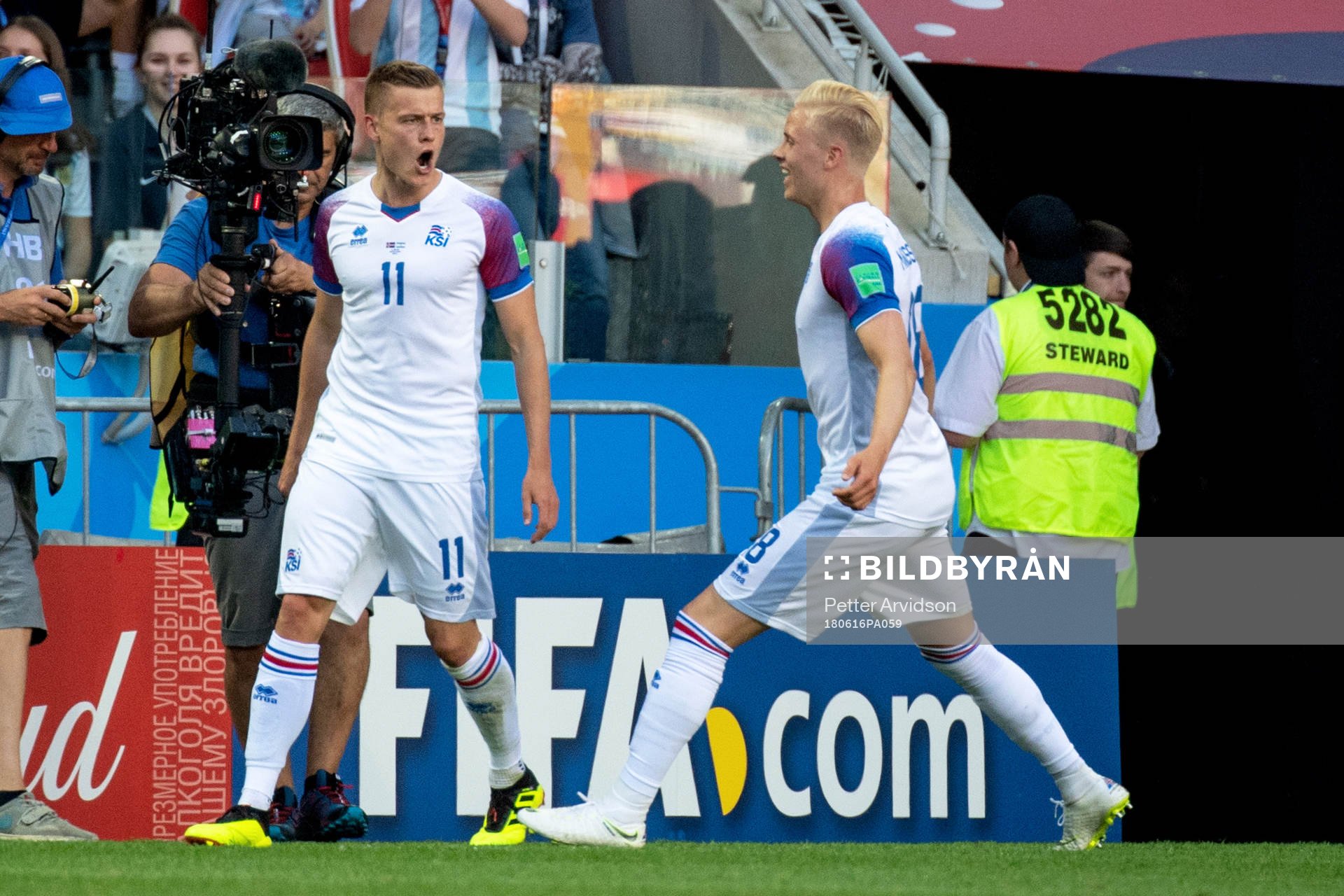 Alfred Finnbogason of Iceland celebrates with his teammates