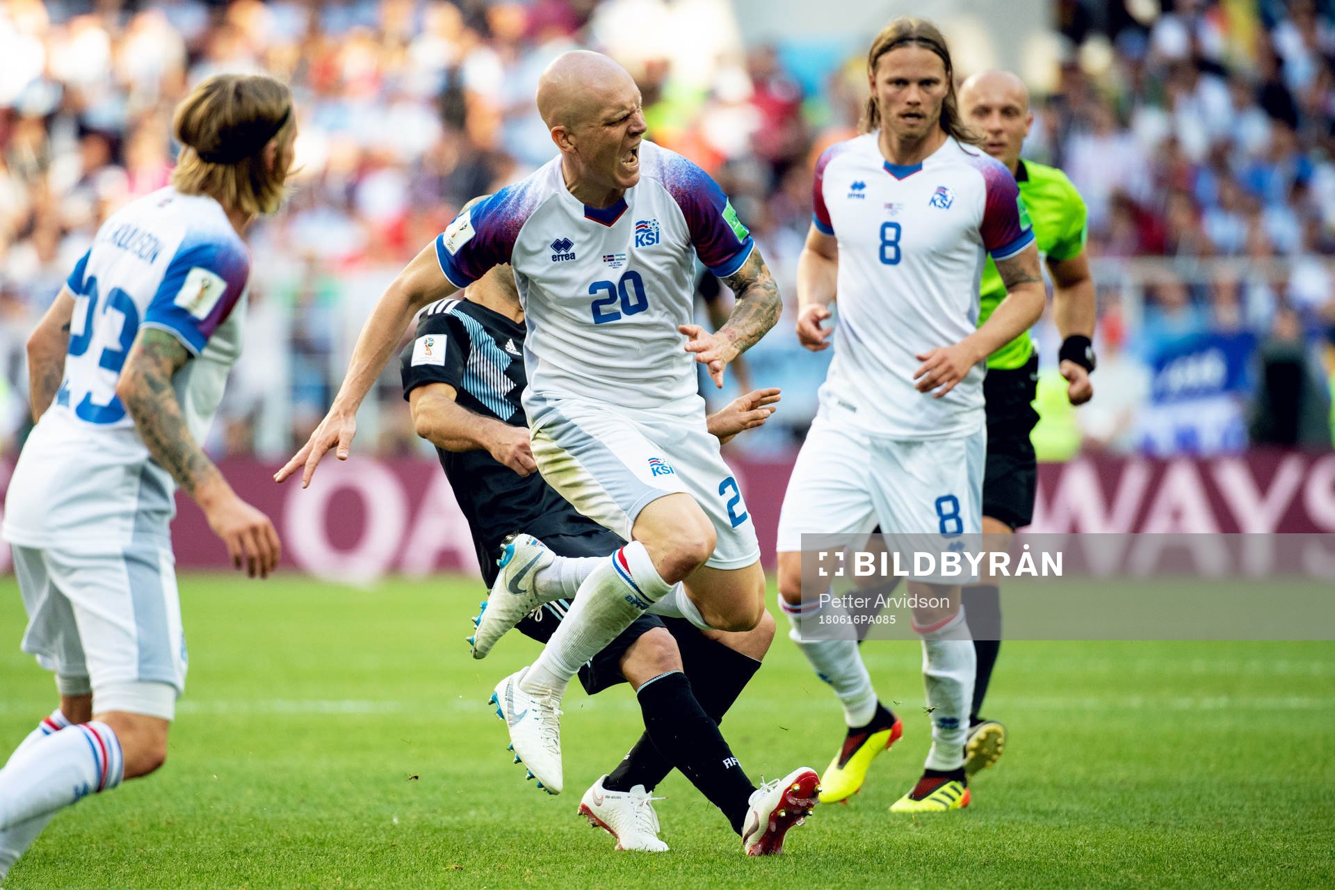 Emil Hallfredsson of Iceland and Javier Mascherano of Argentina during the FIFA World Cup group stage match between Argentina and Iceland on June 16, 2018 in Moscow.