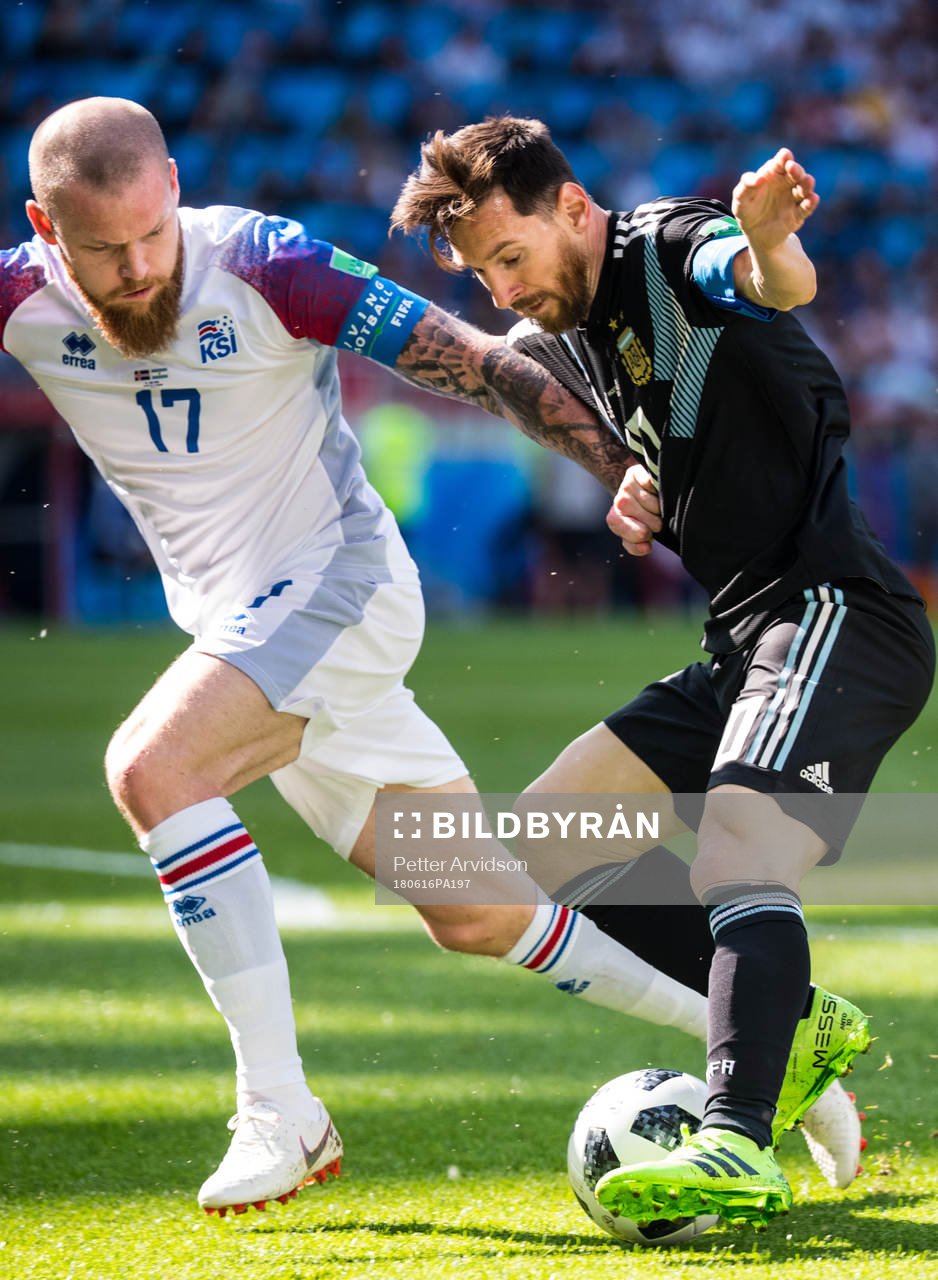 Aron Gunnarsson of Iceland and Lionel Messi of Argentina